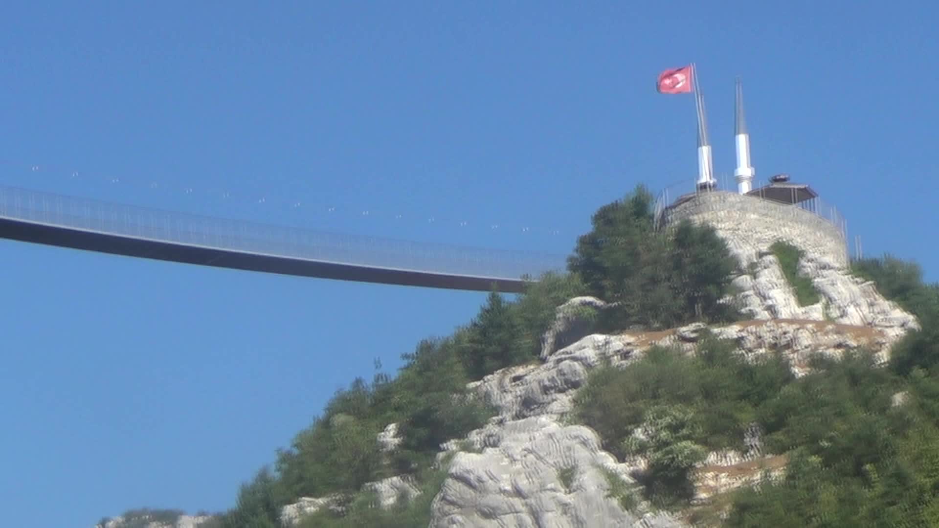 KIŞIN KAR NEDENİYLE ZARAR GÖREN ASMA KÖPRÜNÜN TAMİR EDİLMEMESİNİ PROTESTO İÇİN ŞİİR YAZDI