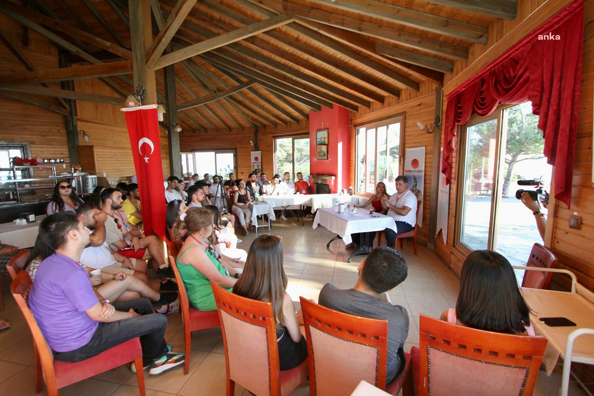 BAŞKAN TUGAY GENÇLERLE DENEYİMLERİNİ PAYLAŞTI