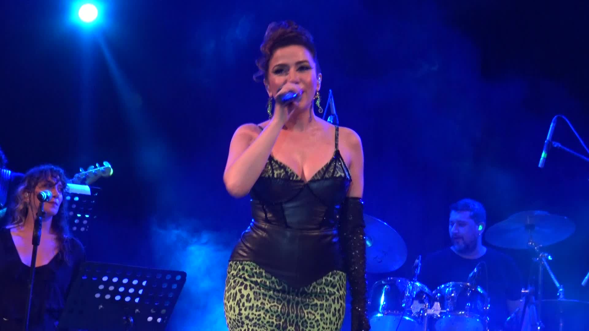 BURCU GÜNEŞ ARSUZ EXPO SAHNESİ’NDE HAYRANLARIYLA BULUŞTU