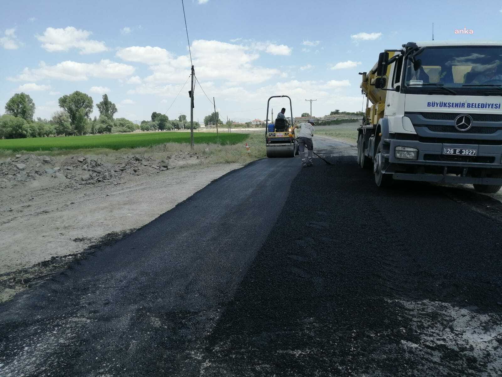 ESKİŞEHİR BÜYÜKŞEHİR’İN KIRSAL YOLLARDAKİ ÇALIŞMALARI DEVAM EDİYOR