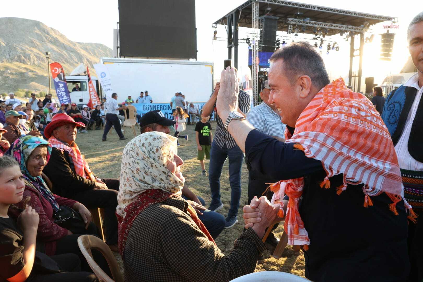 BAŞKAN MUHİTTİN BÖCEK, GÜNNERCİK YAYLA ŞENLİĞİ’NE KATILDI