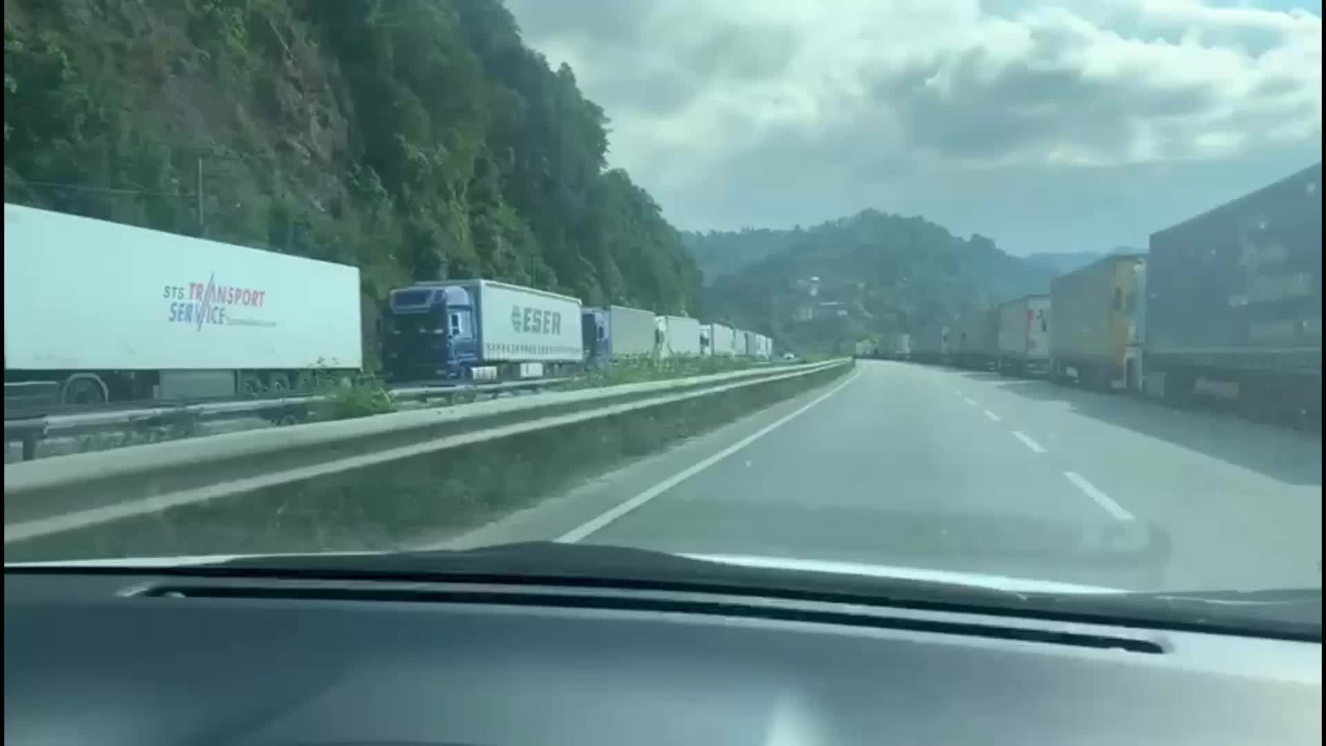 CHP ARTVİN MİLLETVEKİLİ BAYRAKTUTAN SARP SINIRINDAKİ KUYRUĞA TEPKİ GÖSTERDİ: “DUVARDAN SES VAR YETKİLİLERDEN SES YOK”