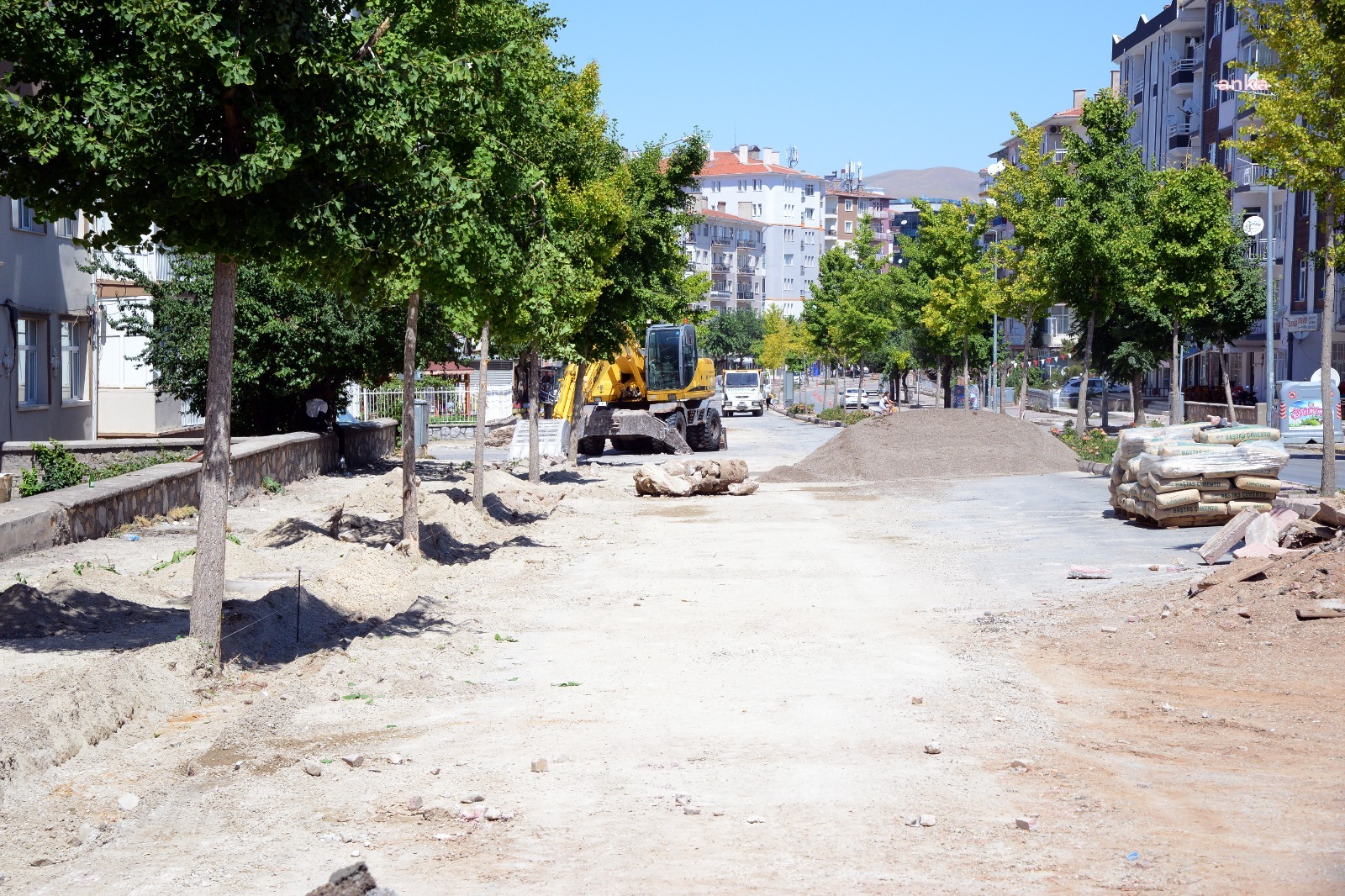 KIRŞEHİR BELEDİYESİ, MEDRESE MAHALLESİ’NDE YOL ÇALIŞMALARINA BAŞLADI