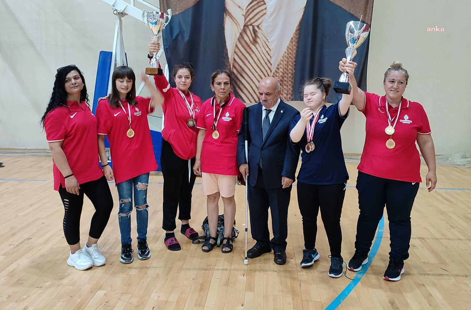ÇANKAYA'NIN ÖZEL SPORCULARI EVE MADALYAYLA DÖNDÜ