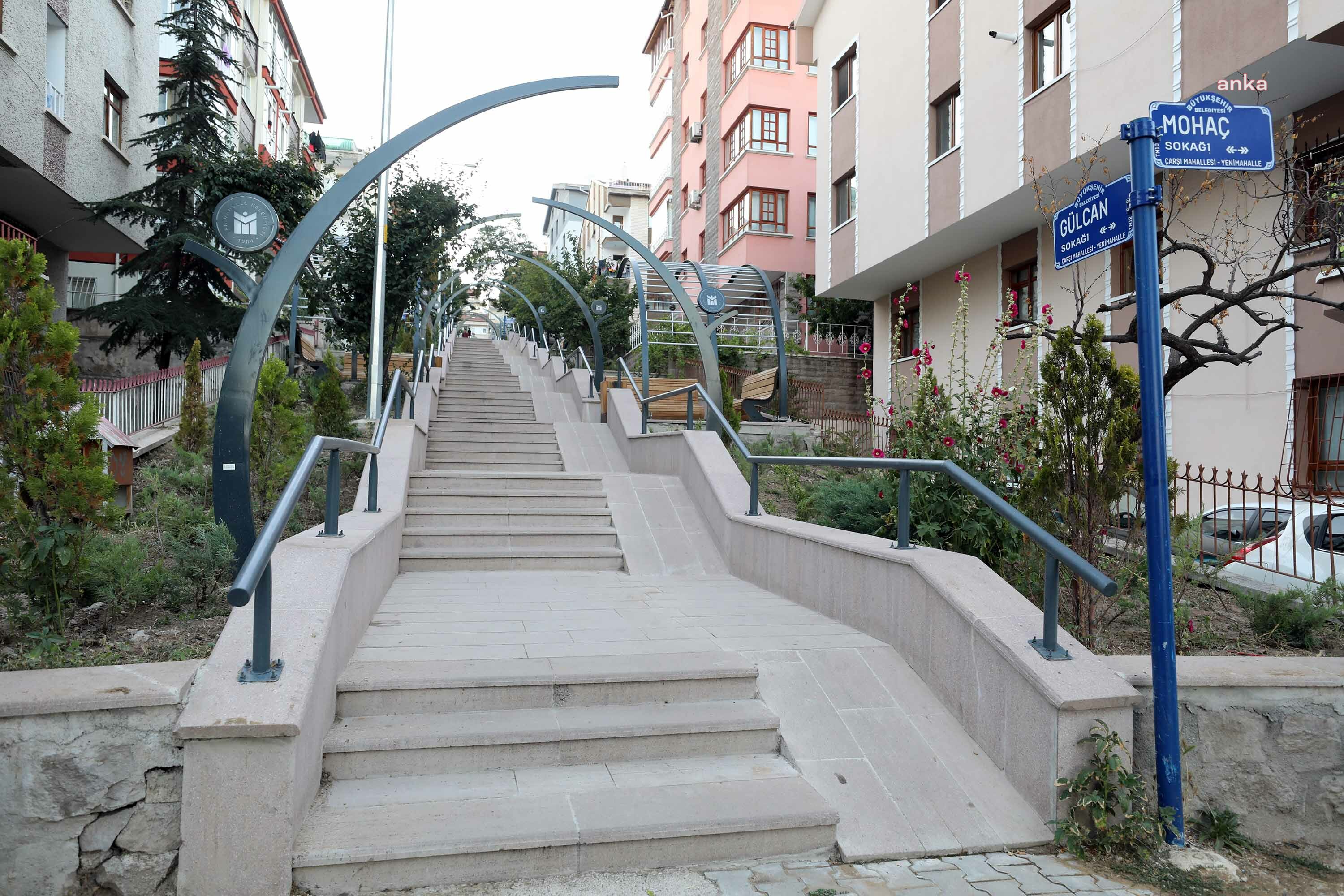 YENİMAHALLE’NİN DİK SOKAKLARDAKİ YENİ MERDİVENLERİ AÇILDI