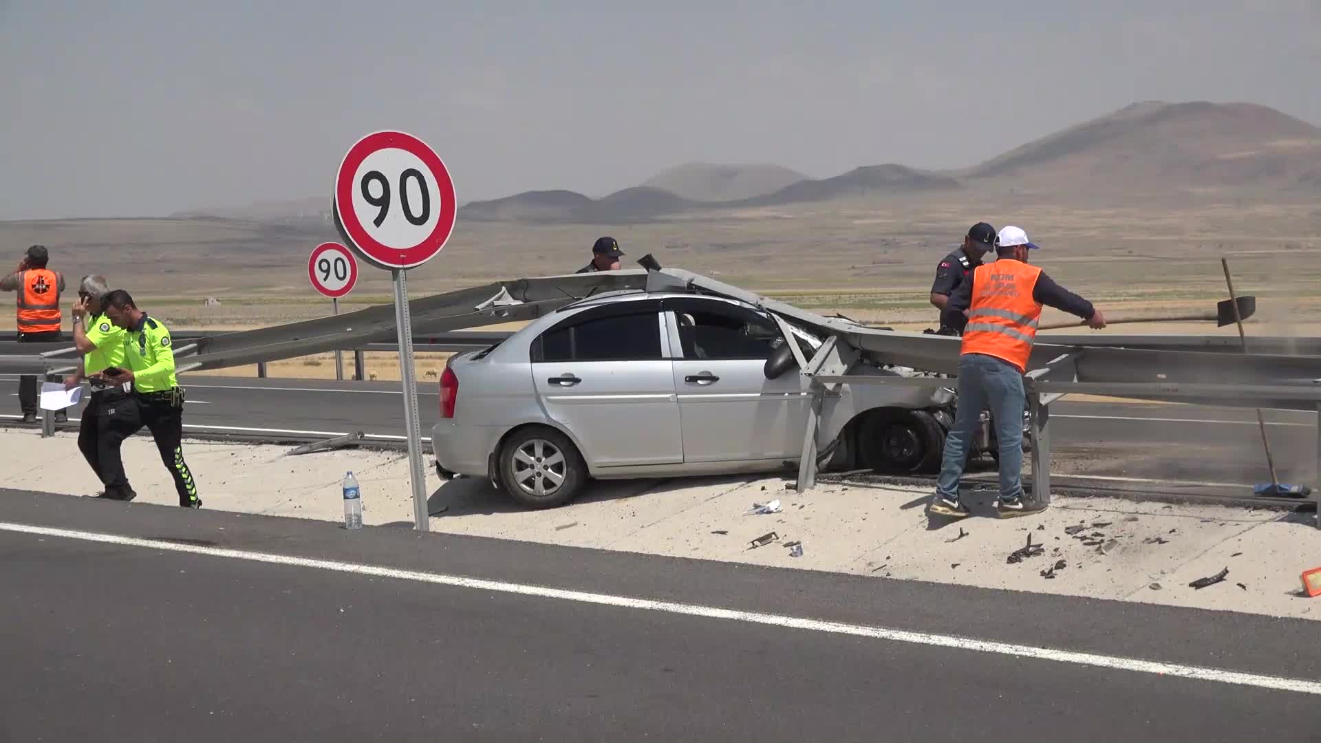 AKSARAY'DA OTOMOBİL DEMİR BARİYERLERE SAPLANDI: 3 YARALI