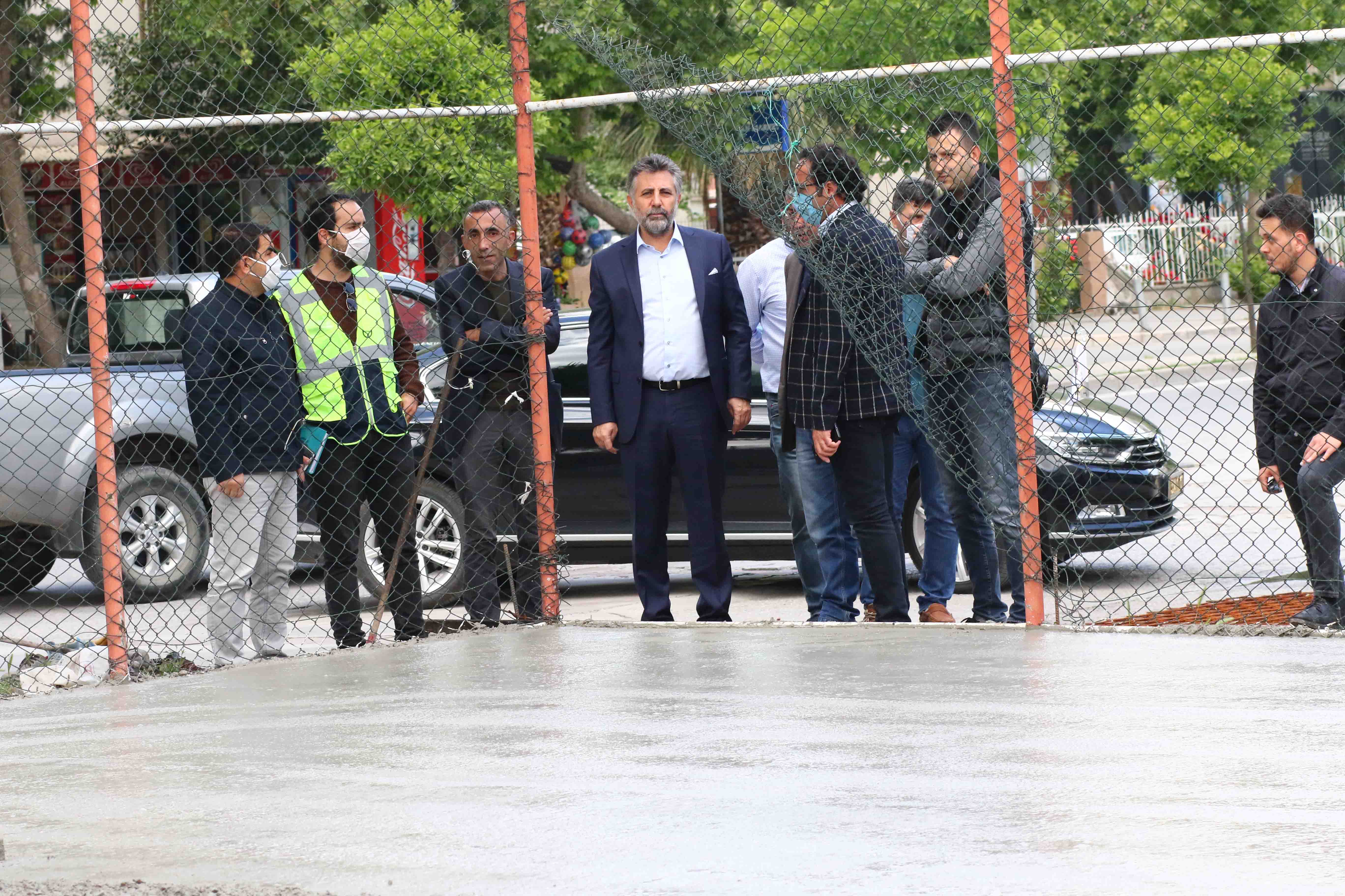 BAYRAKLI BELEDİYESİ 25 SPOR SAHASININ ZEMİNİNE 904 METREKÜP BETON DÖKTÜ