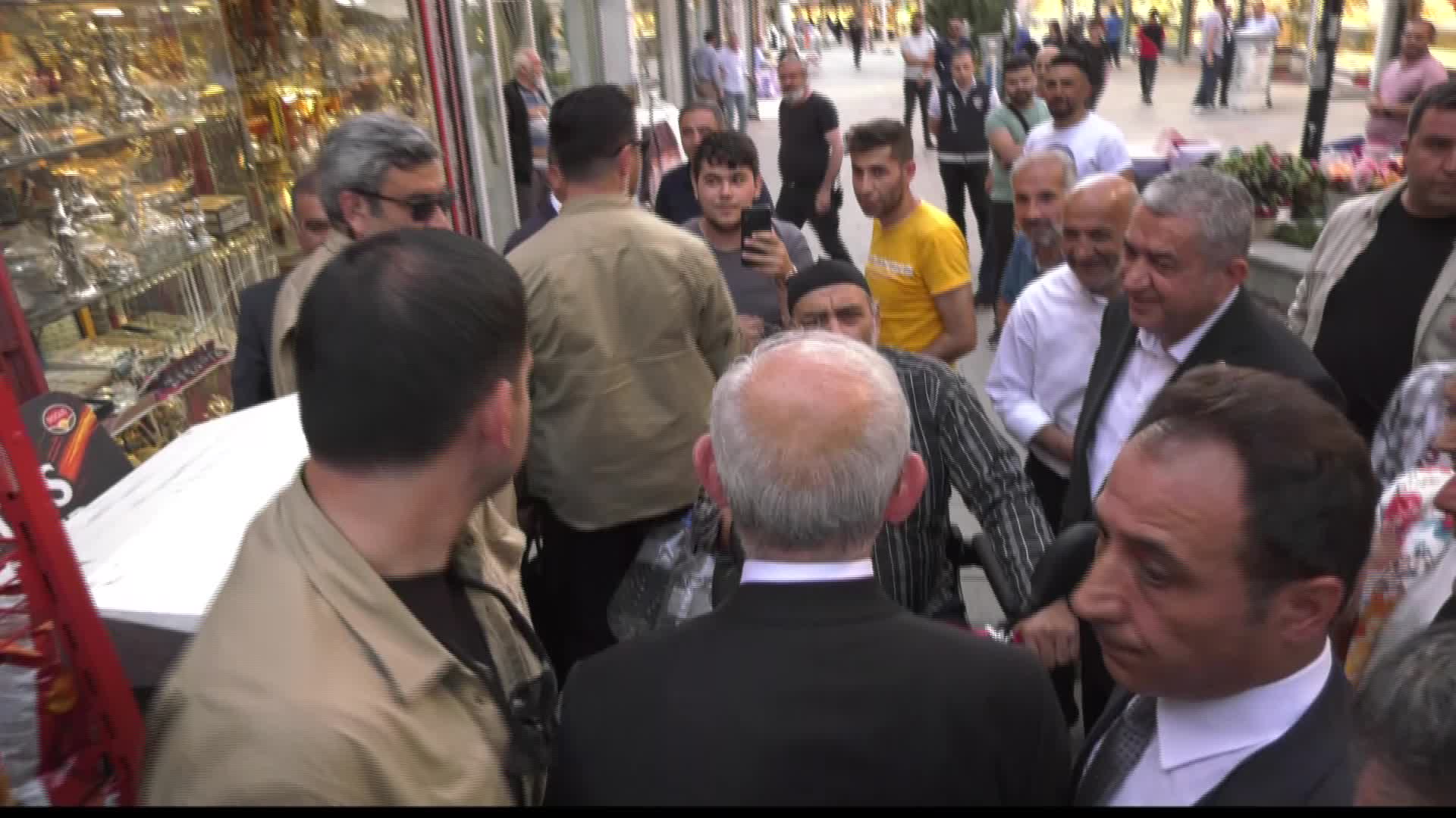 KILIÇDAROĞLU’NDAN ERZURUM’DA VATANDAŞA 'ALTILI MASA' YANITI: “CHP, İYİ PARTİ, SAADET PARTİSİ, DEMOKRAT PARTİ, DEVA PARTİSİ, GELECEK PARTİSİ. BENİM İÇİN İKİ TANE KIRMIZI ÇİZGİ VAR. BİR VATAN, İKİ BAYRAK”