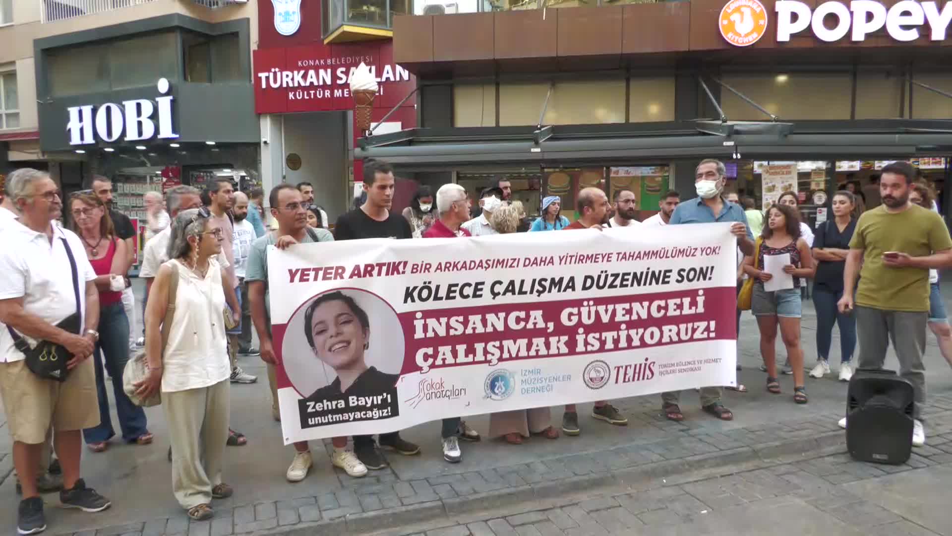 İZMİR'DE "ZEHRA BAYIR" PROTESTOSU: "KARDEŞİMİZİ KATLEDEN MAFYATİK DÜZENİN KENDİSİDİR"