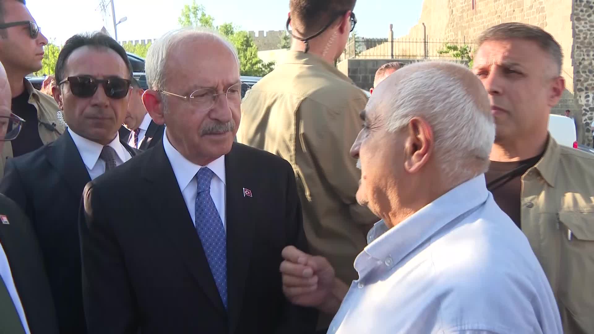 KILIÇDAROĞLU ÇİFTE MİNARELİ MEDRESE'Yİ ZİYARET ETTİ… EMEKLİ YURTTAŞ: “BEN YÜKSEKOKUL MEZUNUYUM, FAKAT GÖRDÜĞÜNÜZ GİBİ AÇLIK SINIRININ ALTINDAN BİZ MAAŞ ALIYORUZ”