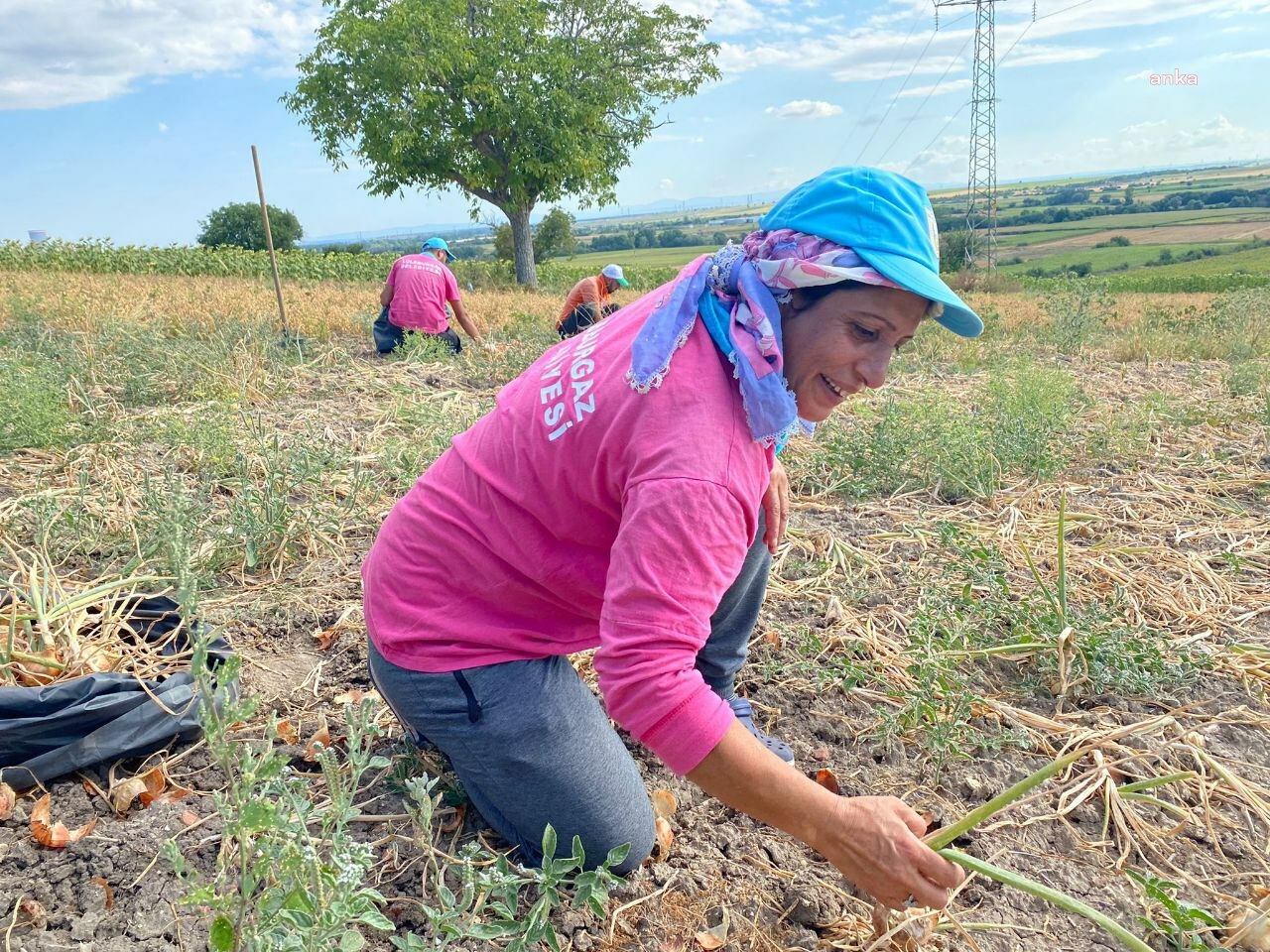 LÜLEBURGAZ BELEDİYESİ İHTİYAÇ SAHİPLERİ İÇİN SOĞAN DÖKÜMÜ YAPTI
