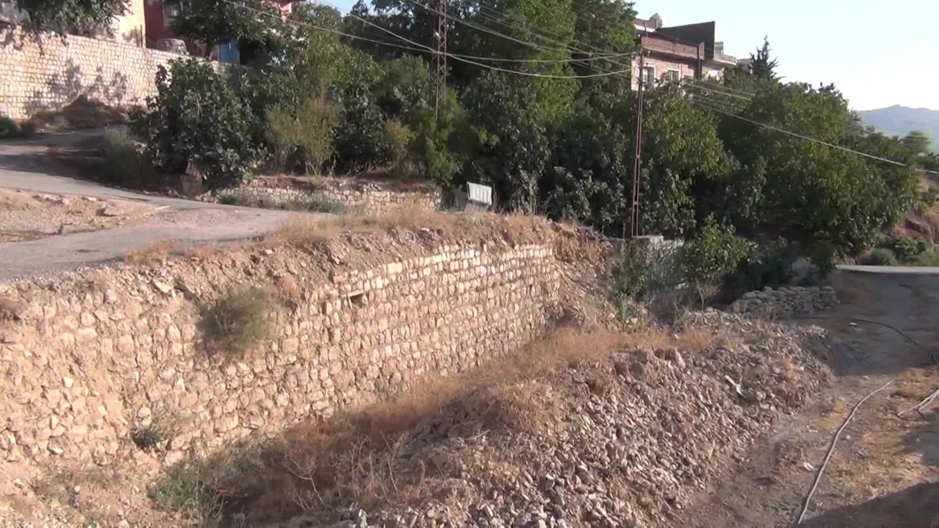 MARDİN’DE VATANDAŞLAR, AKP'Lİ BELEDİYENİN ÇÖKEN İSTİNAT DUVARI VE YOLU YILLARDIR YAPMAMASINA TEPKİLİ: “KİMİ KİME ŞİKAYET EDECEĞİZ?”