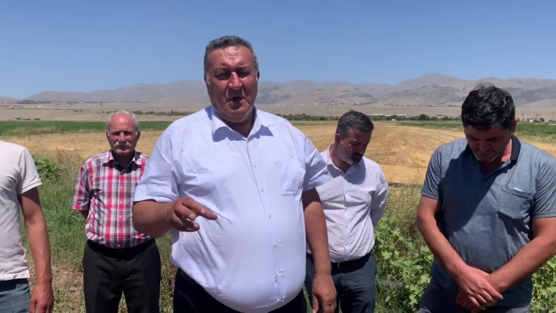 NİĞDELİ ÇİFTÇİLER, EKİPMAN FİYATLARINDAKİ ARTIŞA TEPKİLİ: “2020 YILINDA 90 BEYGİR TRAKTÖRÜ 190 BİN LİRAYA ALDIM. ŞU AN 1 MİLYON 100 BİN LİRA”