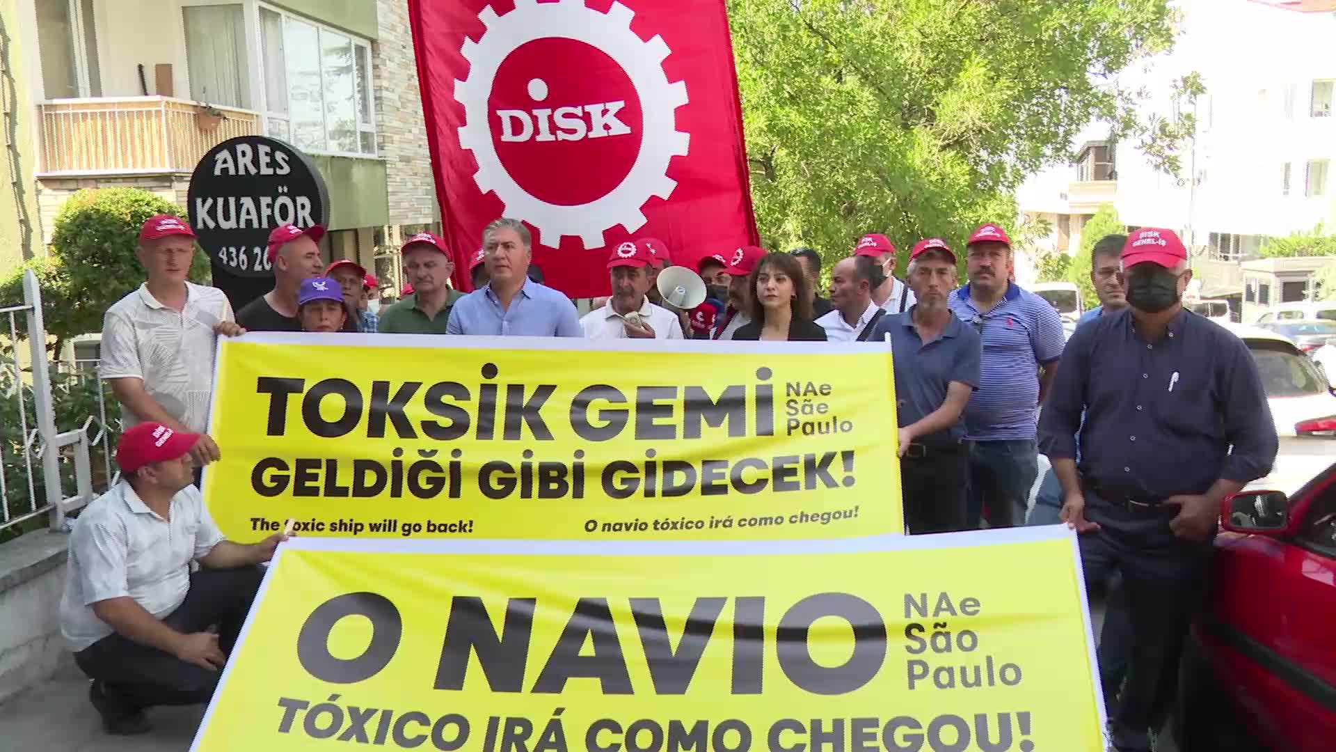 DİSK'TEN BREZİLYA BÜYÜKELÇİLİĞİ ÖNÜNDE 'ASBESTLİ GEMİ' PROTESTOSU: "İNSANLARIN VE ÇEVRENİN KORUNMASI İÇİN SÖKME İŞLEMİNE İZİN VERMEMELİYİZ"