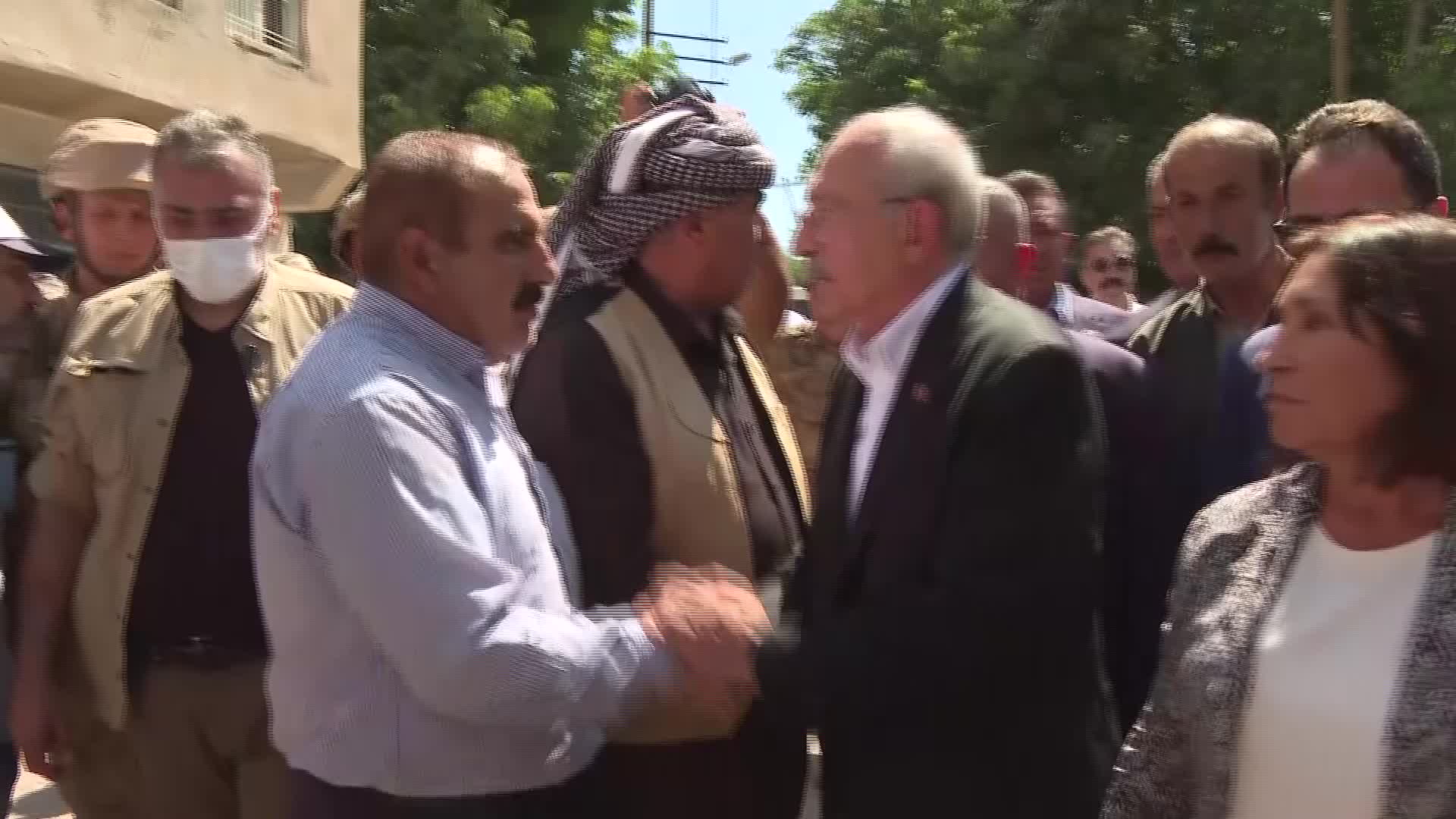 KILIÇDAROĞLU, ŞIRNAK'TA KORUCU ŞEHİT MEHMETOĞLU'NUN AİLESİNE TAZİYE ZİYARETİNDE BULUNDU