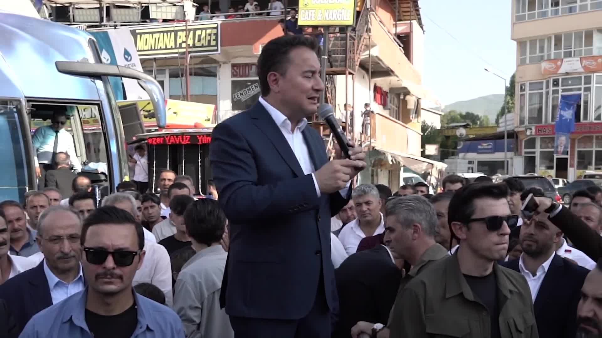 BABACAN'DAN "DİREKSİYON ACEMİLERİN ELİNDE" DİYEN YURTTAŞA: "EN İYİ OTOBÜSÜ ACEMİ ŞOFÖRÜN ELİNE VER KAZA YAPAR. BUNLAR DA ÜLKENİN EKONOMİSİNE KAZA YAPTIRDI"