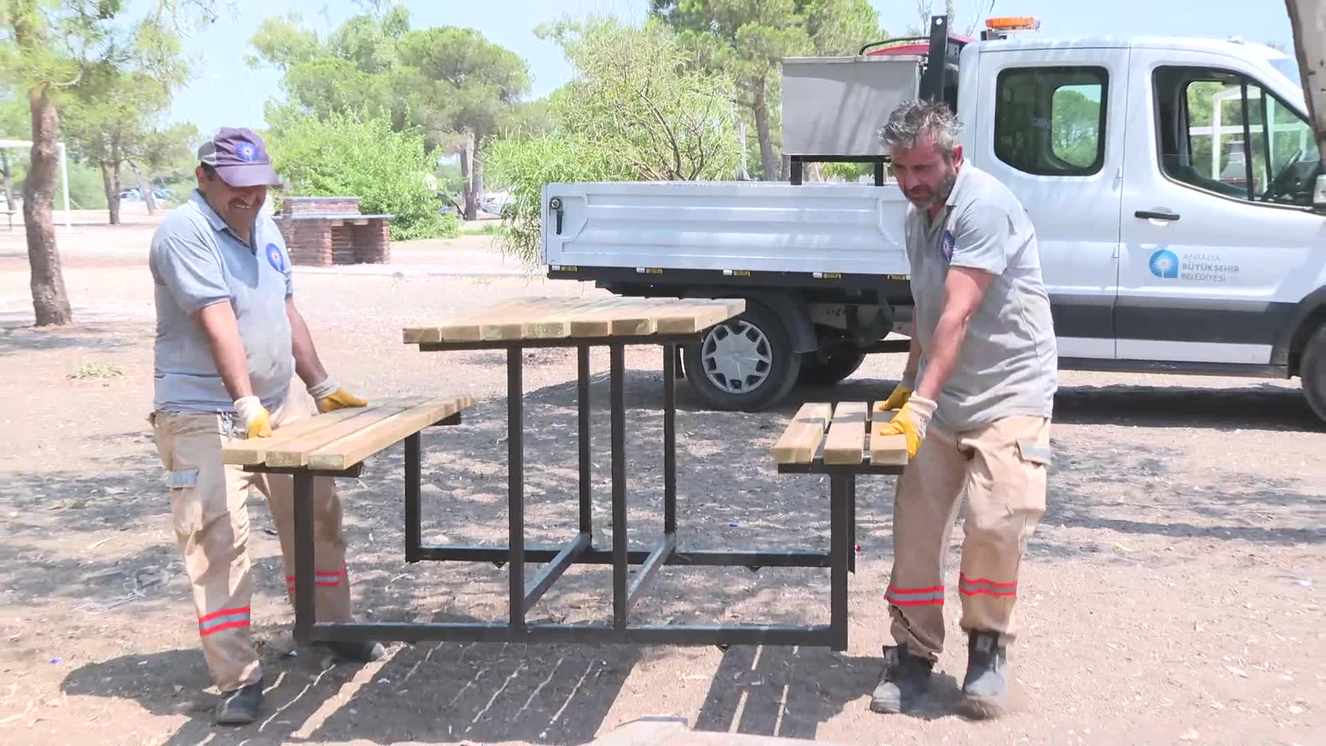 LARA BİRLİK HALK PLAJI’NDA OTURMA ALANLARI YENİLENİYOR
