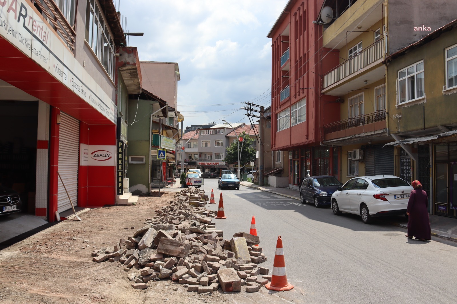 İZMİT BELEDİYESİ KAVAKLAR CADDESİ'NE YENİ KALDIRIM YAPILIYOR