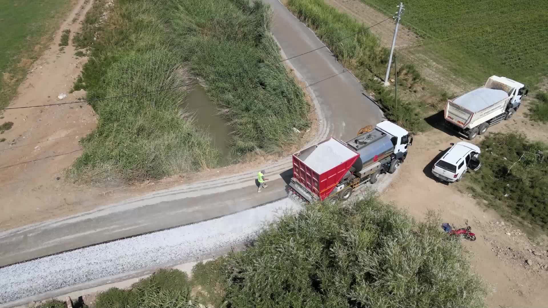 EFELER’DE YOLLAR ASFALTLANIYOR