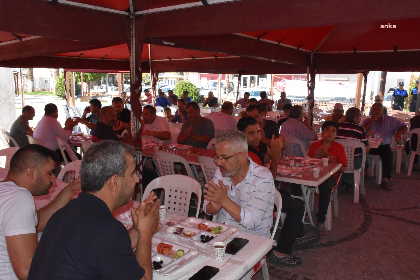 GERMENCİK BELEDİYE BAŞKANI ÖNDEŞ ESNAFLA KAHVALTIDA BULUŞTU