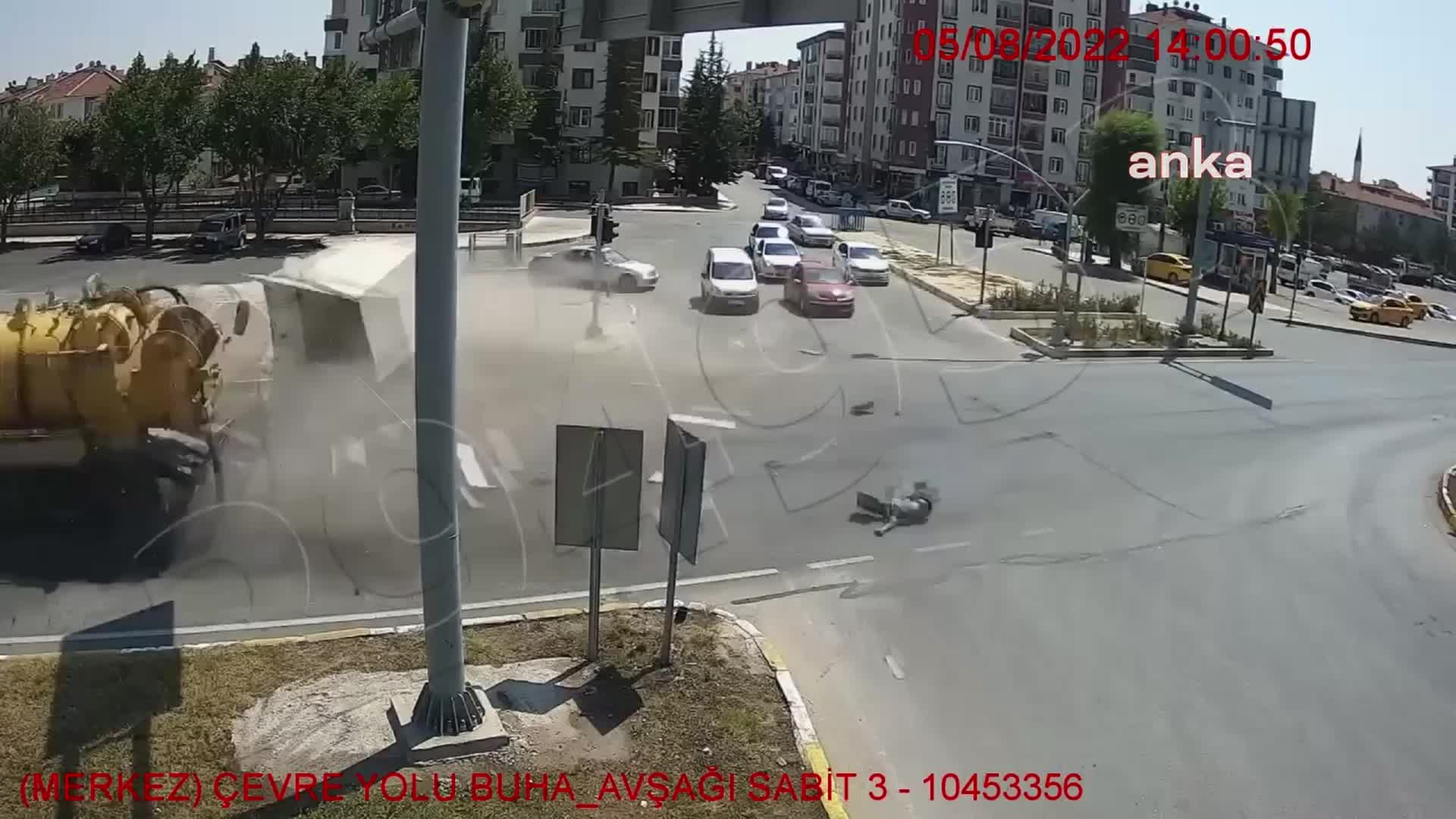 VİDANJÖR İLE KAMYONET ÇARPIŞTI: 6 YARALI