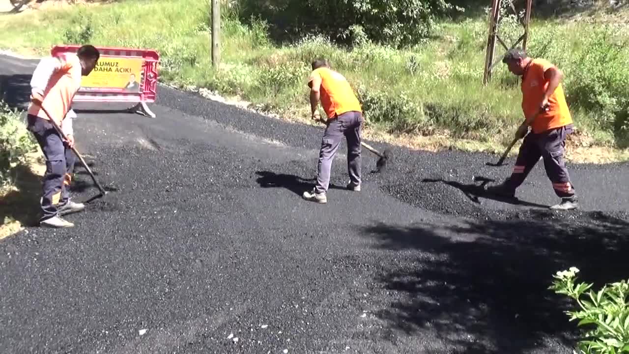 MERSİN BÜYÜKŞEHİR’DEN ÖZEL GEREKSİNİMLİ KEREM İÇİN ASFALTLAMA ÇALIŞMASI