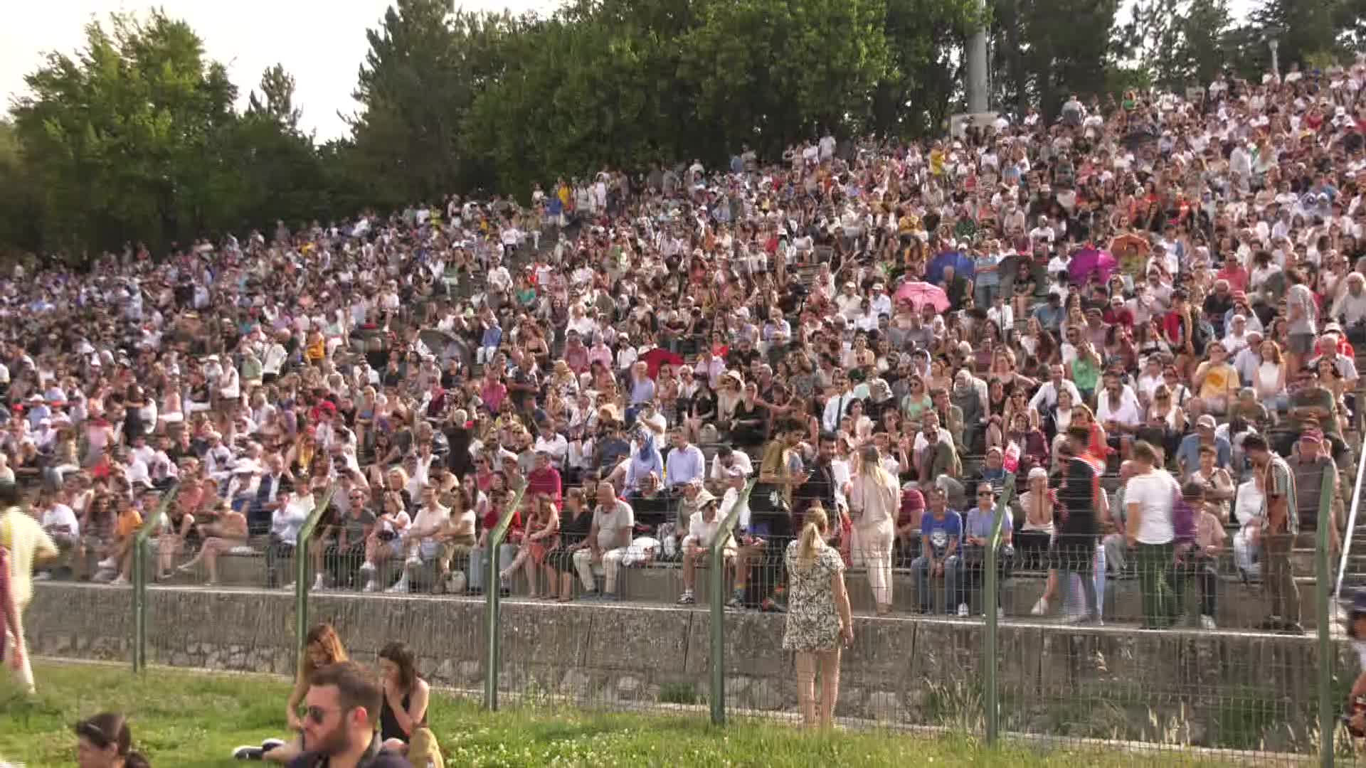 ODTÜ ÖĞRENCİLERİ, MEZUNİYETLERİNİ DEVRİM STADYUMU'NDA KUTLADI