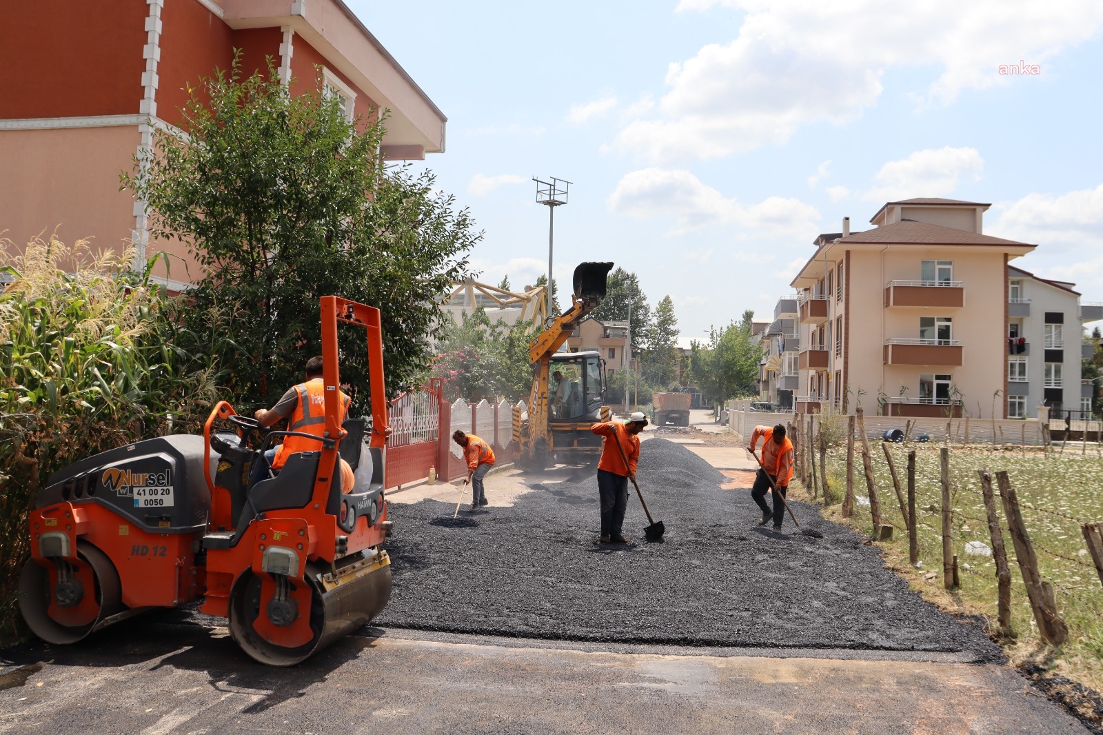İZMİT BELEDİYESİ, ALİKAHYA’DAKİ ASFALT  MESAİSİNE HAFTA SONU DA DEVAM ETTİ