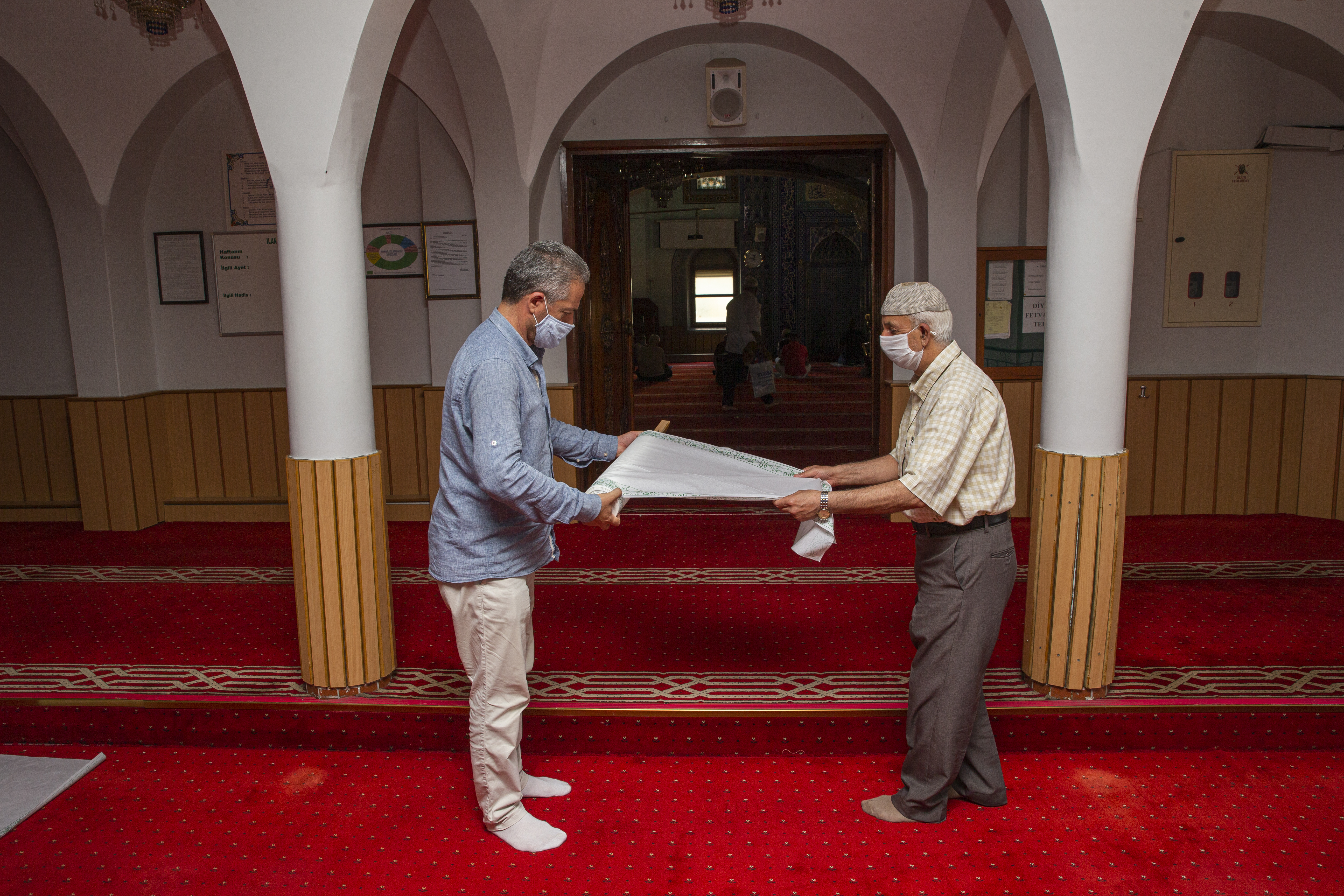ÇİĞLİ BELEDİYESİ’DEN CAMİLERE TEK KULLANIMLIK SECCADE