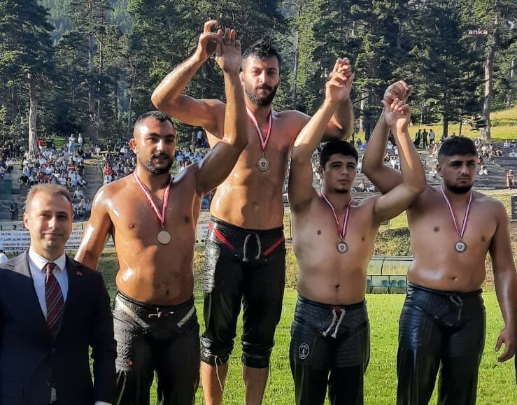 İZMİT BELEDİYESİ’NİN 5 GÜREŞÇİSİ BOLU’DA KÜRSÜDEYDİ