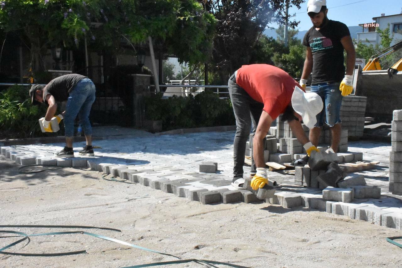 EDREMİT BELEDİYESİ, YOL ÇALIŞMALARINI SÜRDÜRÜYOR