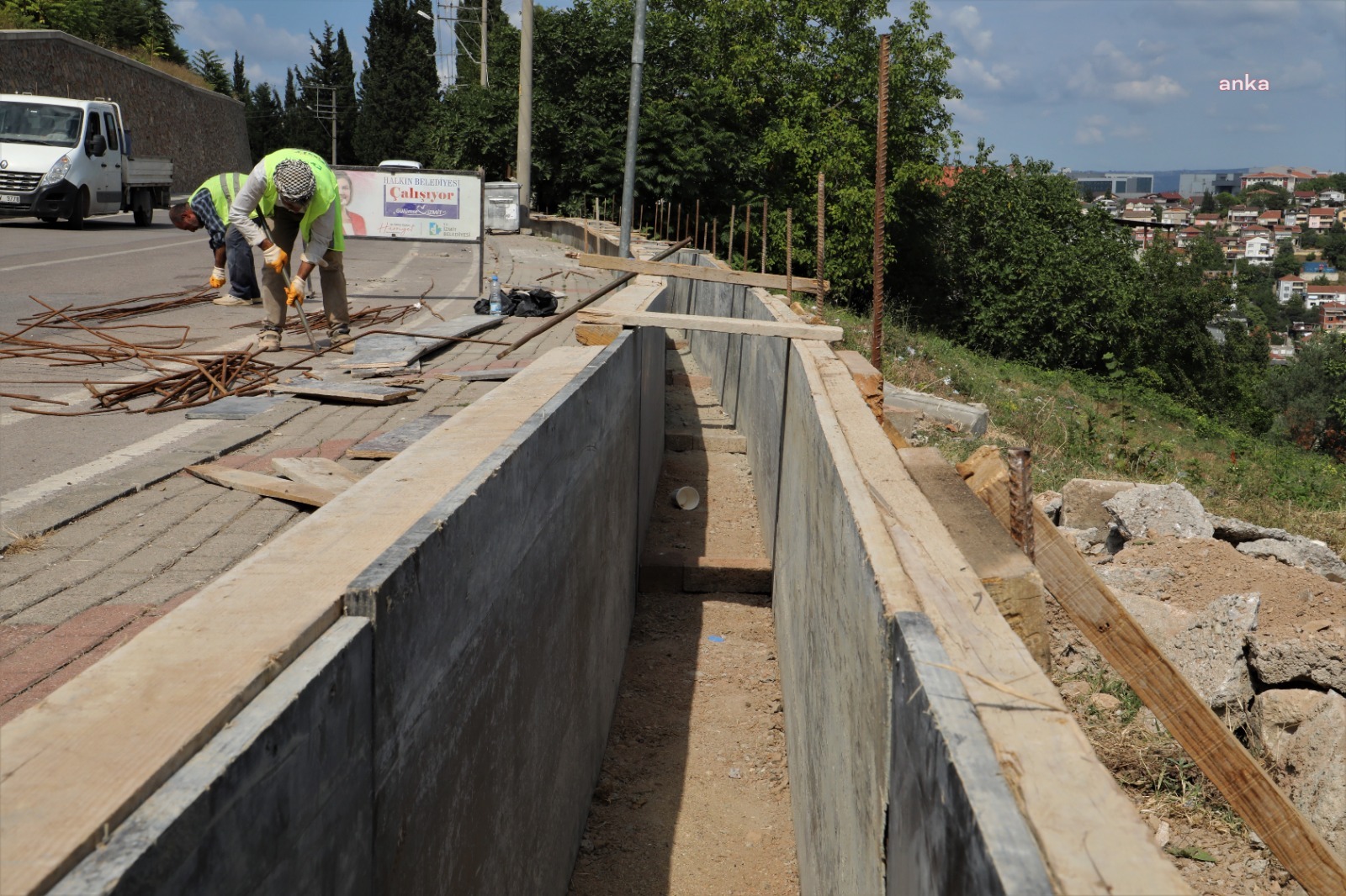 İZMİT BELEDİYESİ, 28 HAZİRAN MAHALLESİ’NDE BETON PARAPET ÇALIŞMASINA BAŞLADI