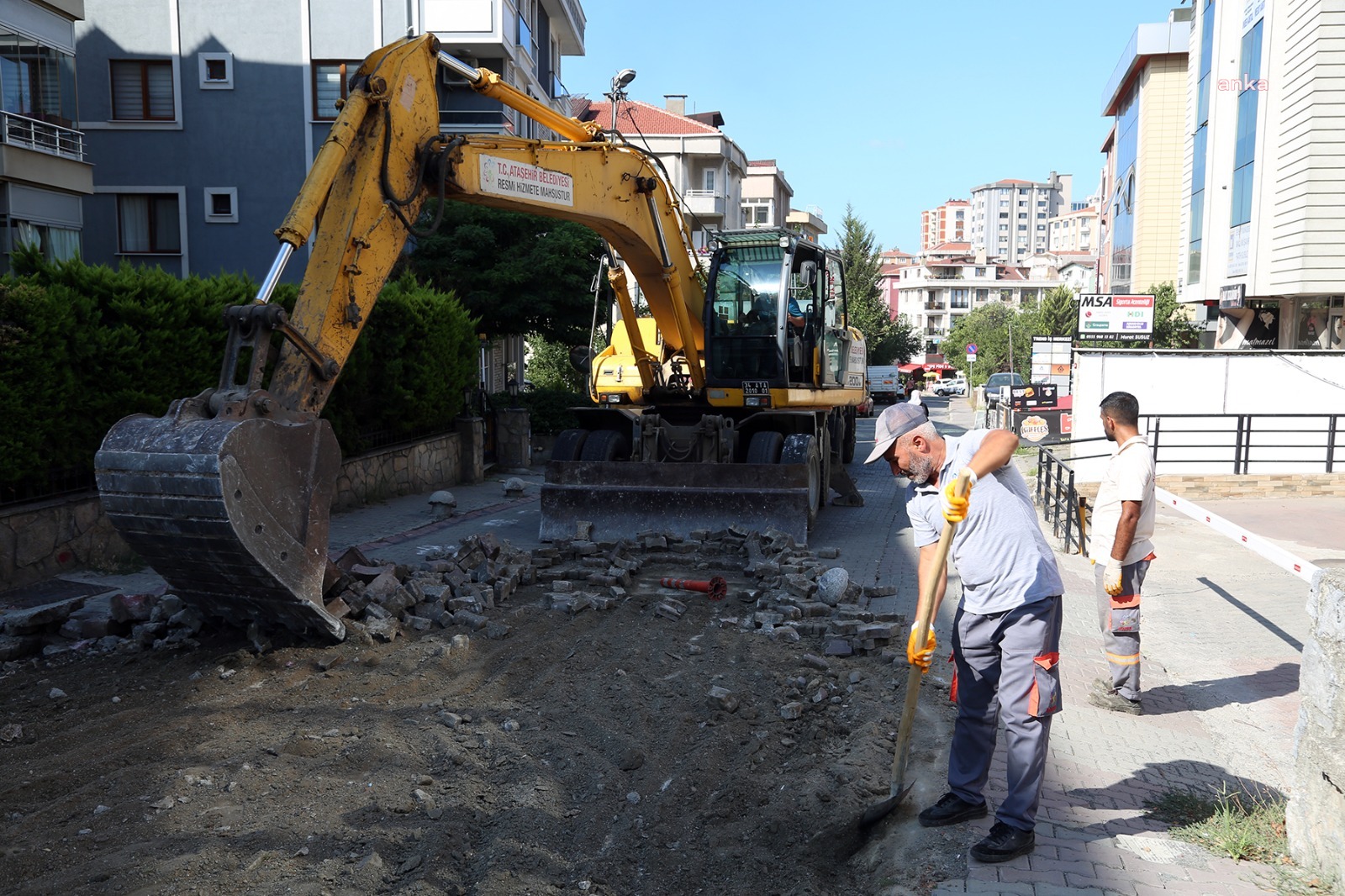 ATAŞEHİR’DE YOL BAKIM VE ONARIM ÇALIŞMALARI DEVAM EDİYOR