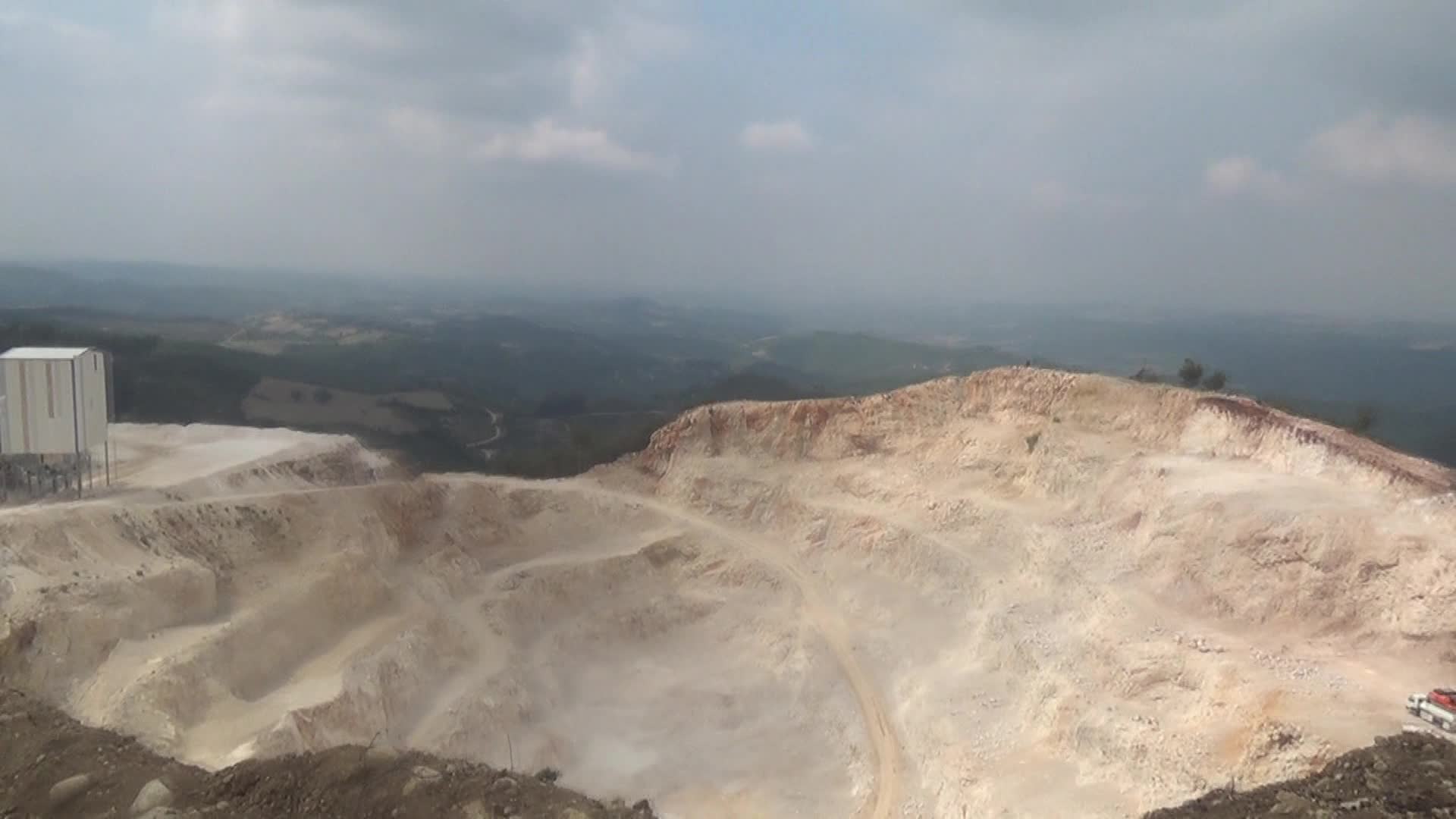 KADİRLİLİ YURTTAŞ, EVİNİN YAKININDAKİ TAŞ OCAĞINDAN ŞİKAYETÇİ: “PATLATMA YAPIYORLAR, TAŞ GELİYOR, TAŞ DÜŞÜYOR. BİRİMİZİN KAFASINA, ÇOCUĞUMUN KAFASINA DÜŞSE NE YAPACAĞIZ BİZ”