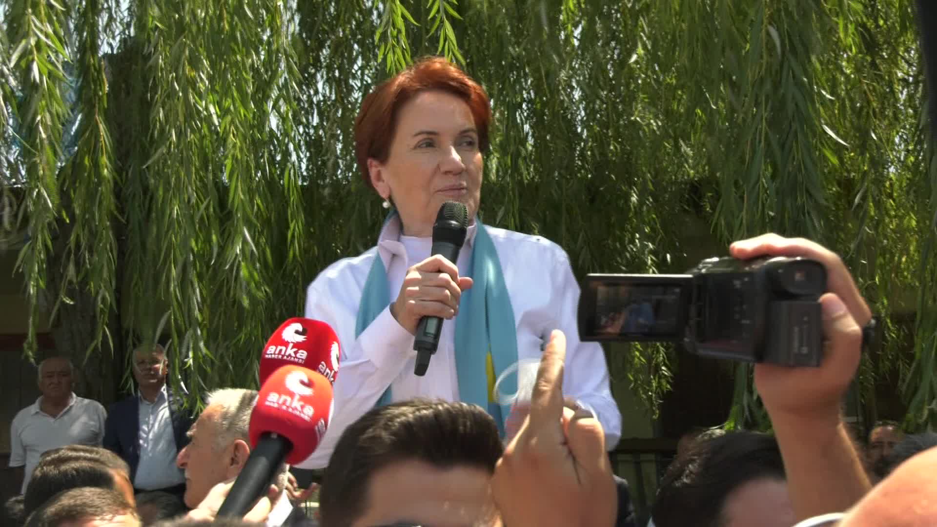 AKŞENER, NİĞDELİ ÇİFTÇİNİN KENDİSİNE UZATTIĞI ELEKTRİK FATURASI KARŞISINDA ŞAŞKINLIĞINI GİZLEYEMEDİ: “OOO 60 BİN 264 LİRA. YA ARKADAŞ, BUNU GÖRDÜKTEN SONRA KONUŞMANIN ANLAMI YOK”