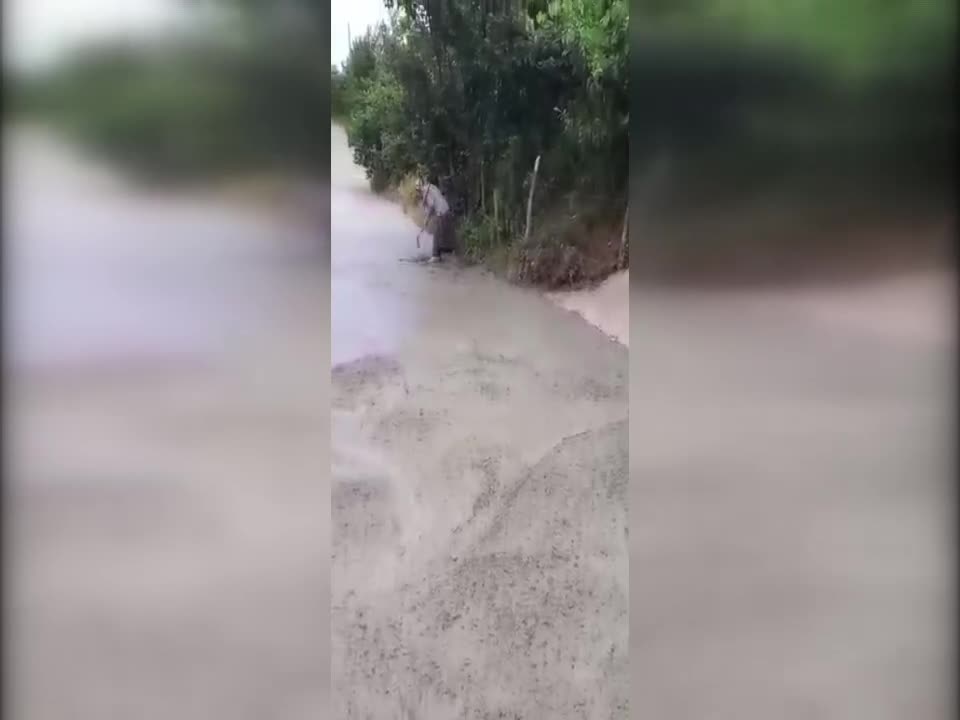 EYNESİL’DE YENİ YAPILAN YOLA ZARAR VEREN KADIN: ÖNCE BENİM YOLUMU YAPIN, YOKSA SİZE YOLU YAPTIRMAM