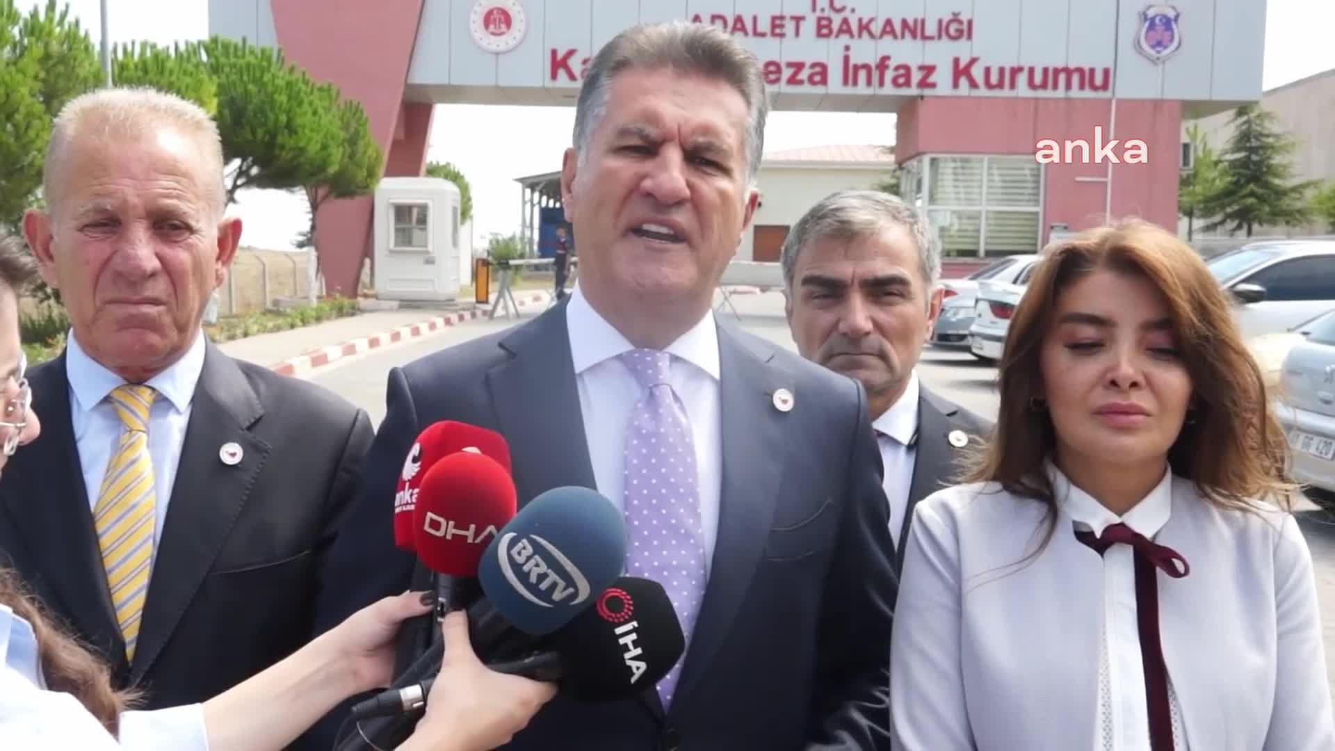 SARIGÜL, KARABÜK CEZAEVİ ÖNÜNDE: “BÜTÜN SİYASİ PARTİLERİ TOPLUMSAL BARIŞ VE KARDEŞLİK HUKUKU AFFINA DESTEK VERMEYE ÇAĞIRIYORUM”