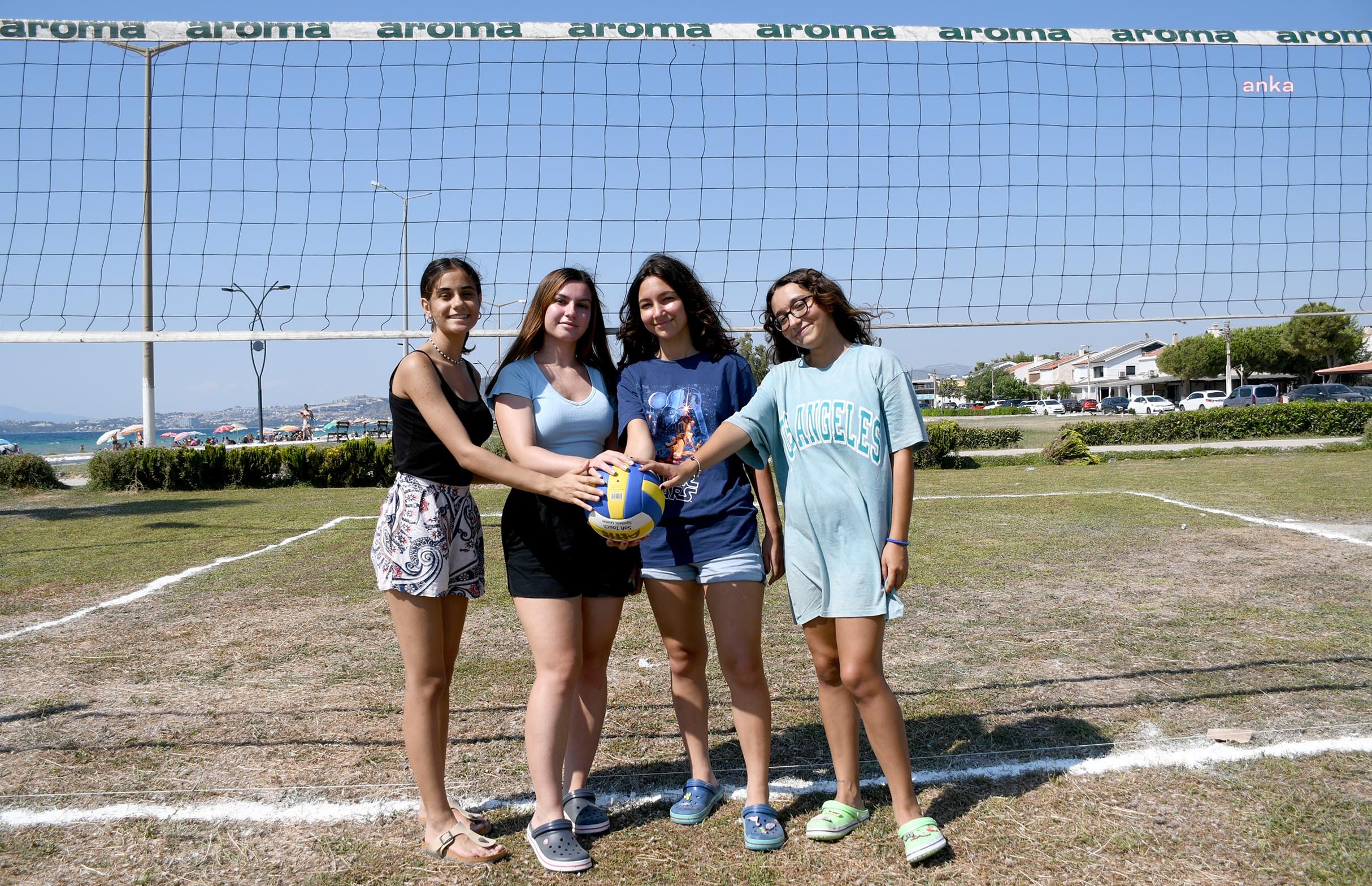 BAŞKAN GÜNEL YURTTAŞA VERDİĞİ VOLEYBOL SAHASI SÖZÜNÜ TUTTU