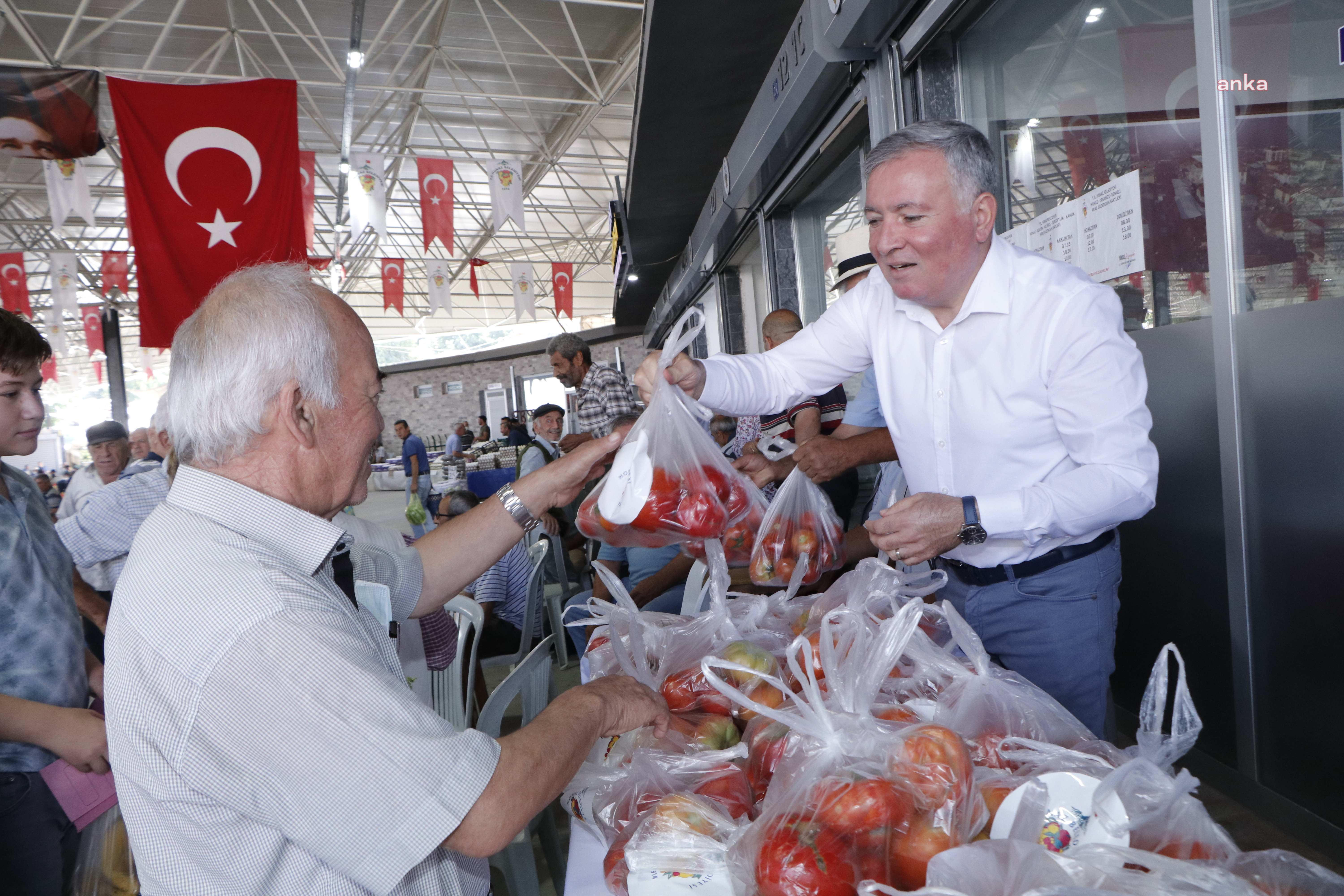 HONAZ BELEDİYESİ KENDİ ÜRETTİĞİ DOMATESİ HALKA ÜCRETSİZ DAĞITTI