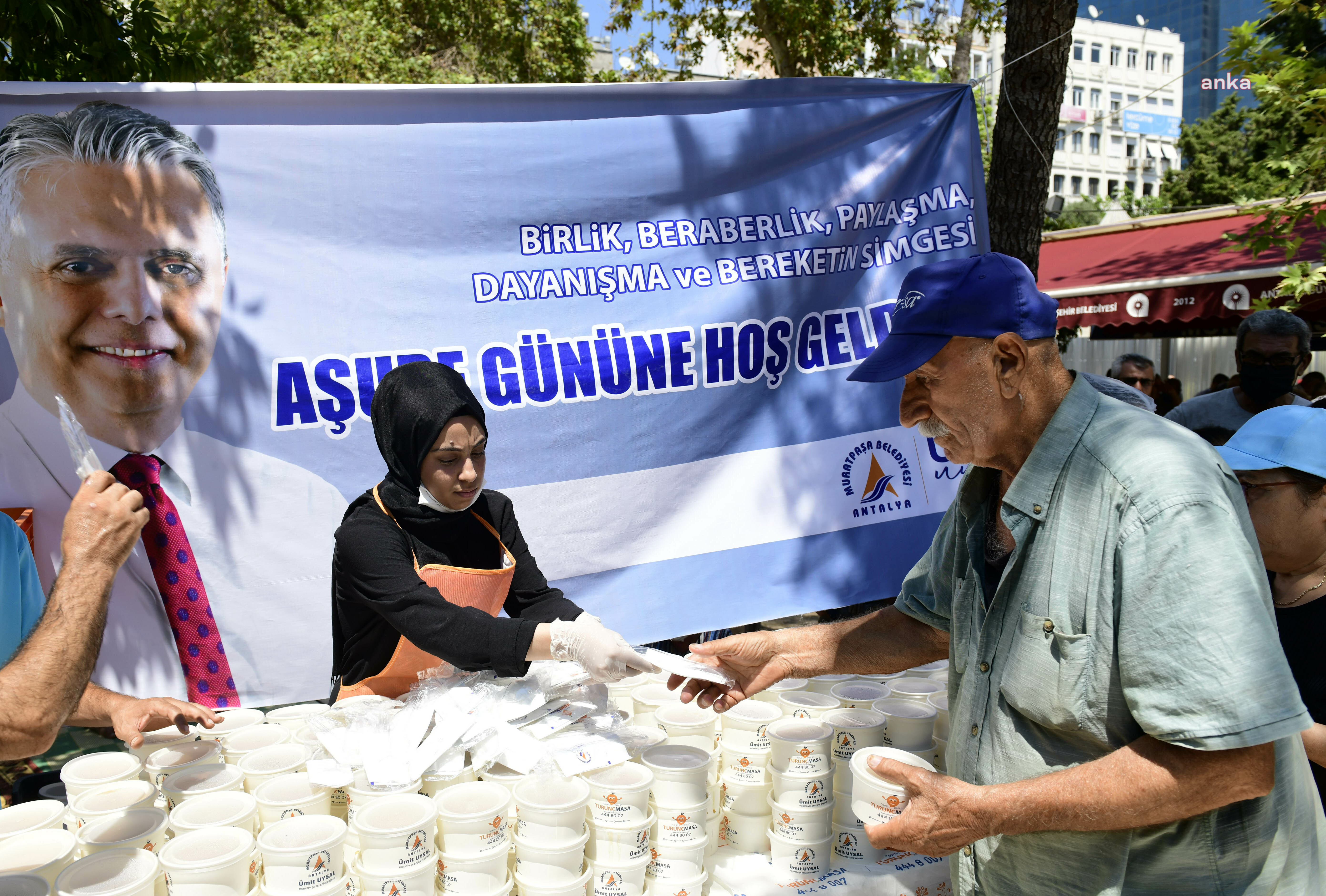 MURATPAŞA BELEDİYESİ AŞURE İKRAMI YAPTI