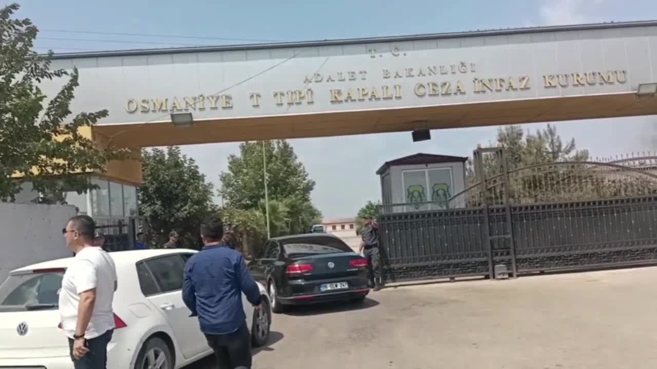 ÜMİT ÖZDAĞ, OSMANİYE'DE TUTUKLANAN GAZETECİ HASAN TOLGA BALCILAR’I CEZAEVİNDE ZİYARET ETTİ: “BAKALIM HUKUK MU DAHA GÜÇLÜ, SİZ Mİ DAHA GÜÇLÜSÜNÜZ”