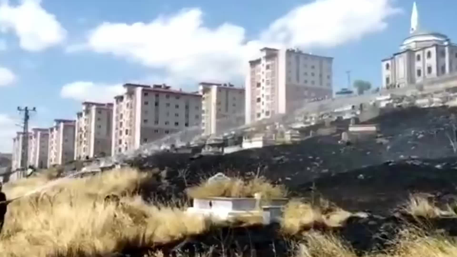 KARS KENT MERKEZİNDEKİ MEZARLIKTA YANGIN ÇIKTI