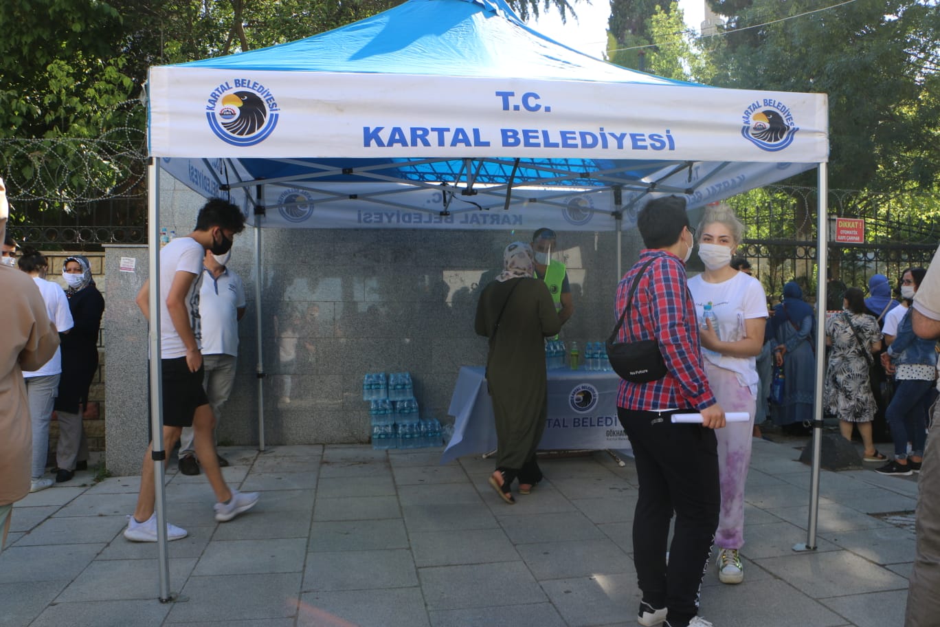 KARTAL BELEDİYESİ YKS’YE GİREN ÖĞRENCİLERE SU, MASKE VE KOLONYA DAĞITTI