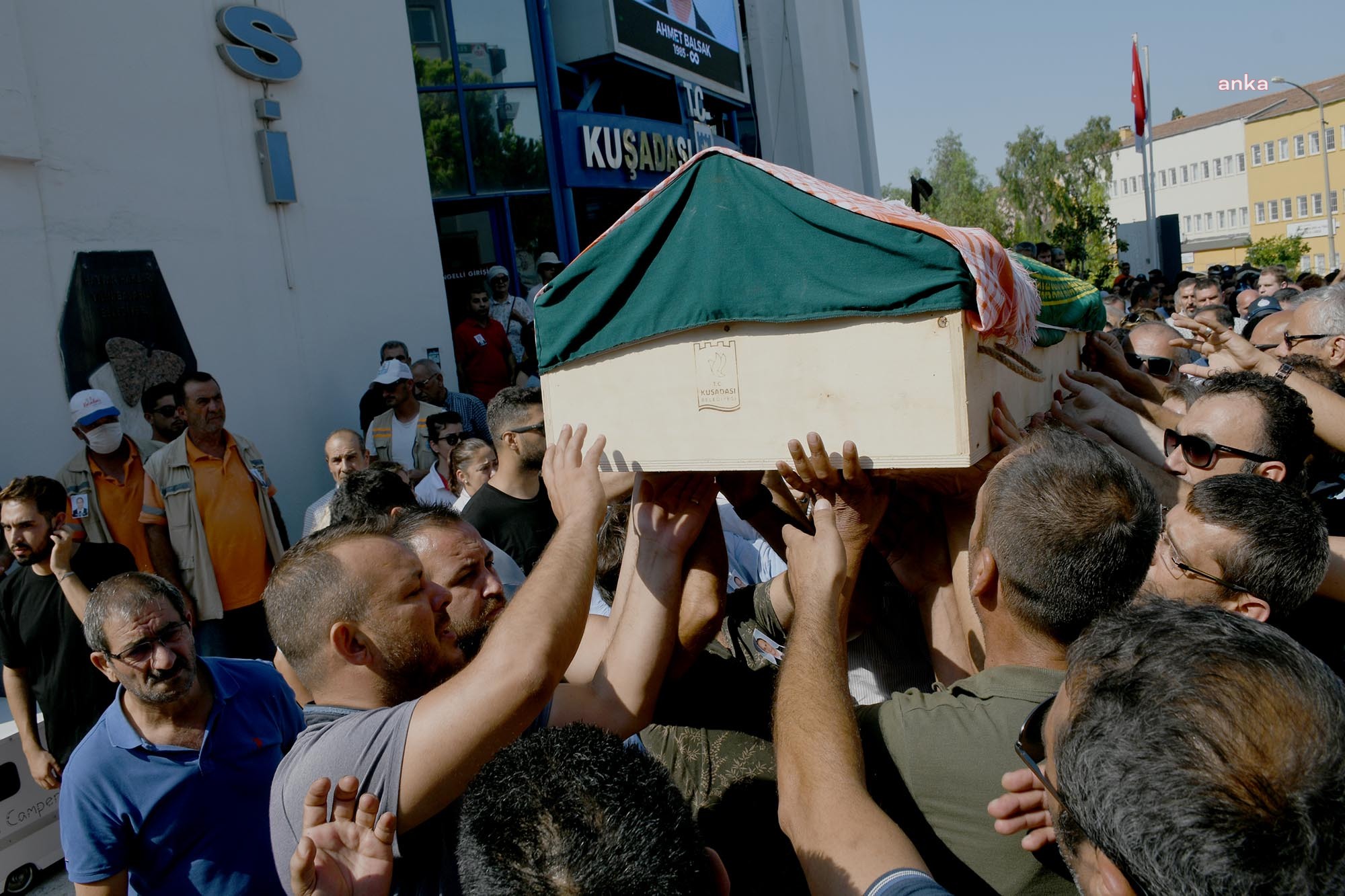 KUŞADASI BELEDİYESİ ÇALIŞANI AHMET BALSAK, SON YOLCULUĞUNA UĞURLANDI