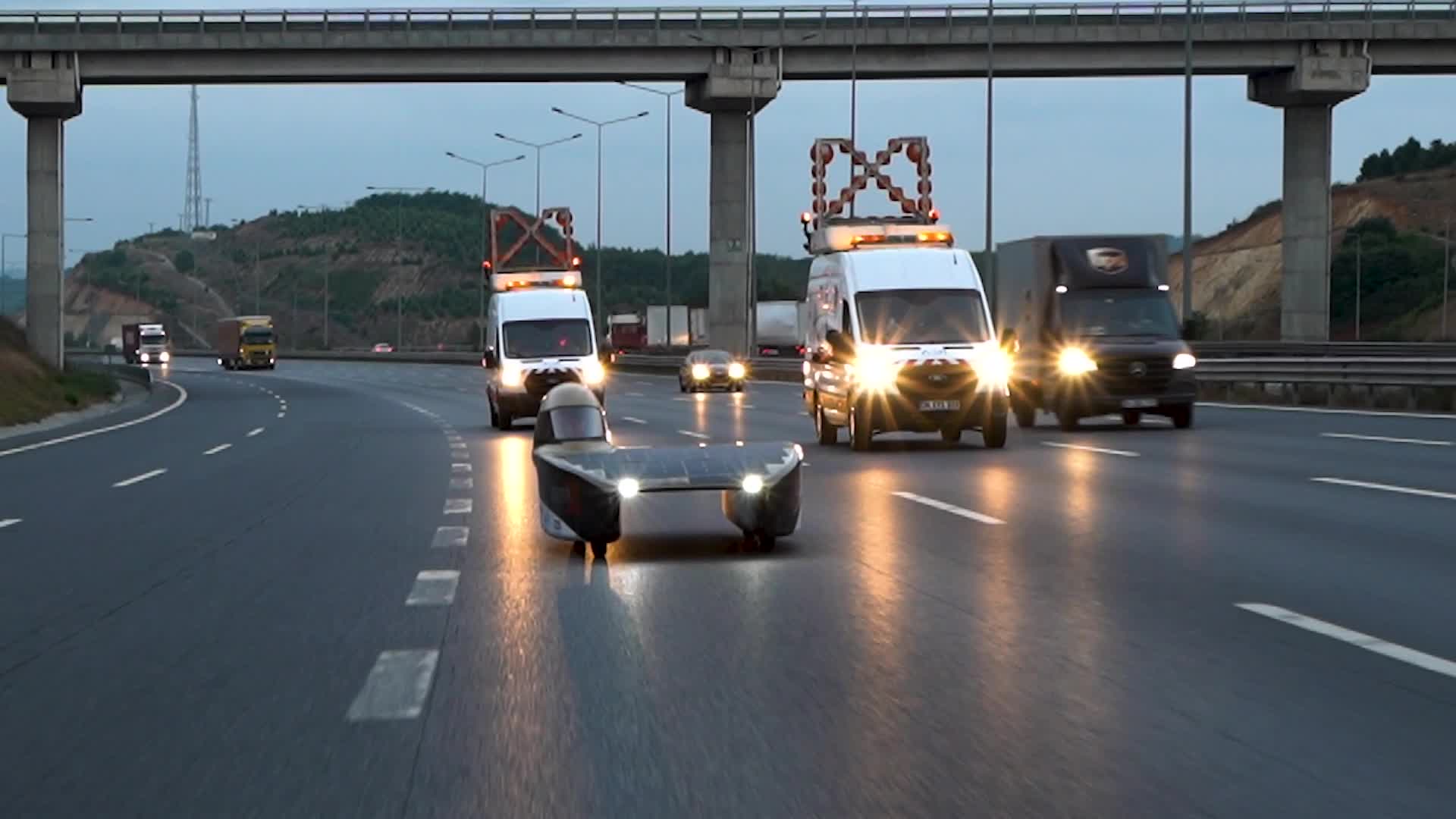 GÜNEŞ ENERJİLİ ARIBA X GEÇİŞİ NEDENİYLE YAVUZ SULTAN SELİM KÖPRÜSÜ, İTÜ RENKLERİNE BOYANDI
