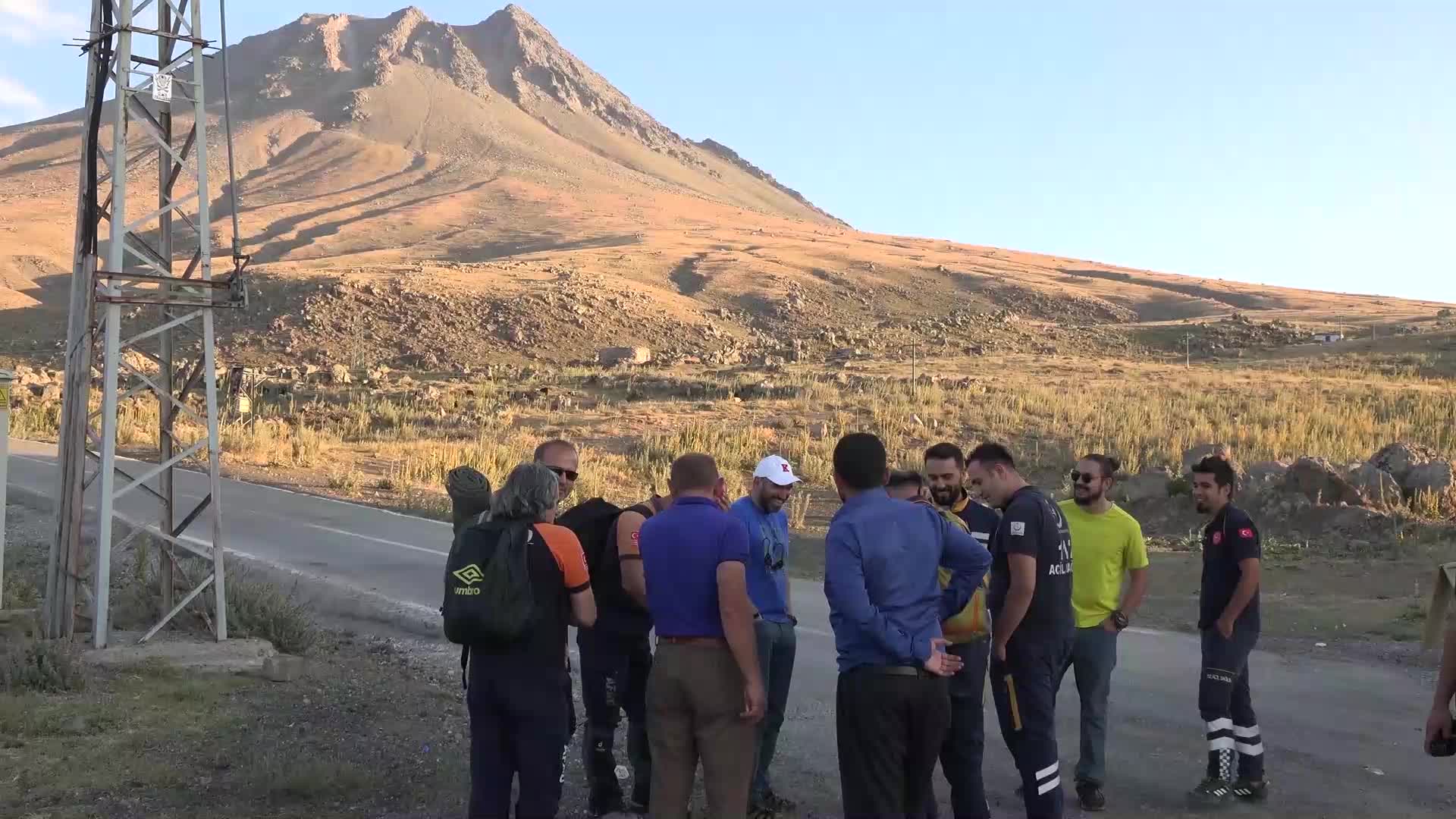 HASANDAĞI’NA TIRMANAN BABA OĞUL KAYALIKLARDA MAHSUR KALDI