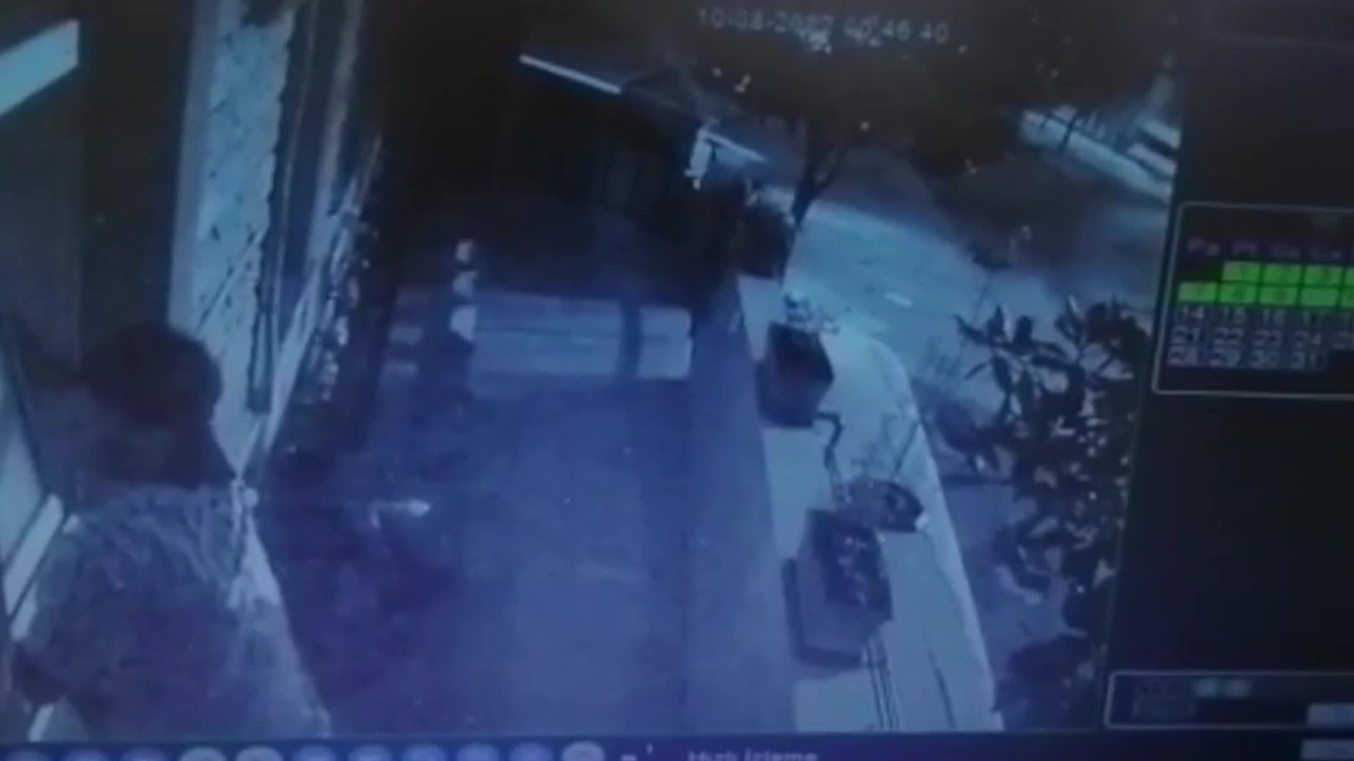 TRABZON'DA YAŞLARI KÜÇÜK İKİ HIRSIZ CAMİNİN BAĞIŞ KUMBARASINI ÇALDI