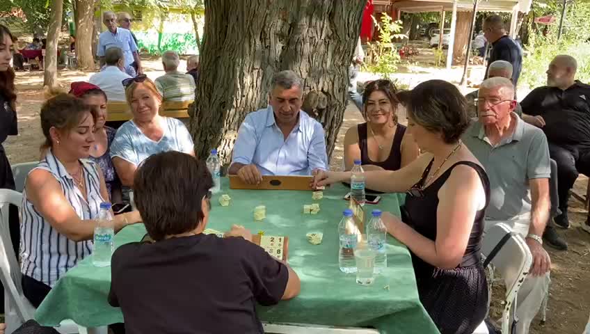 GÜRSEL EROL, ZİYARETE GİTTİĞİ KÖYDE KADINLARLA OKEY OYNADI