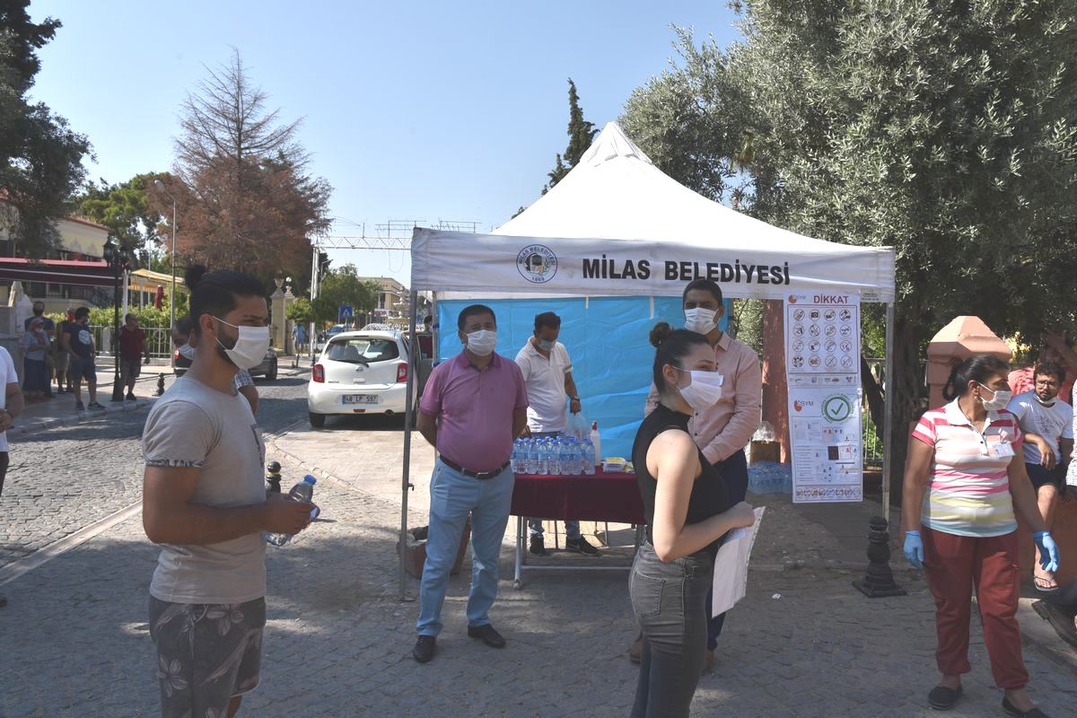MİLAS'TA SINAV ÖNCESİ OKULLARDA MASKE VE SU DAĞITILDI