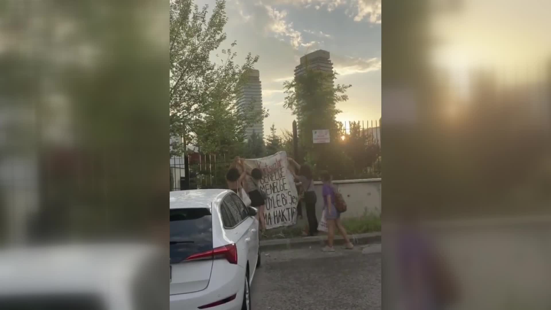ÜNİVERSİTE ÖĞRENCİLERİNDEN 'GENELGE' PROTESTOSU: "GENELGE MENELGE, YOK ÖYLE BİR ŞEY. BARINMA HAKTIR"
